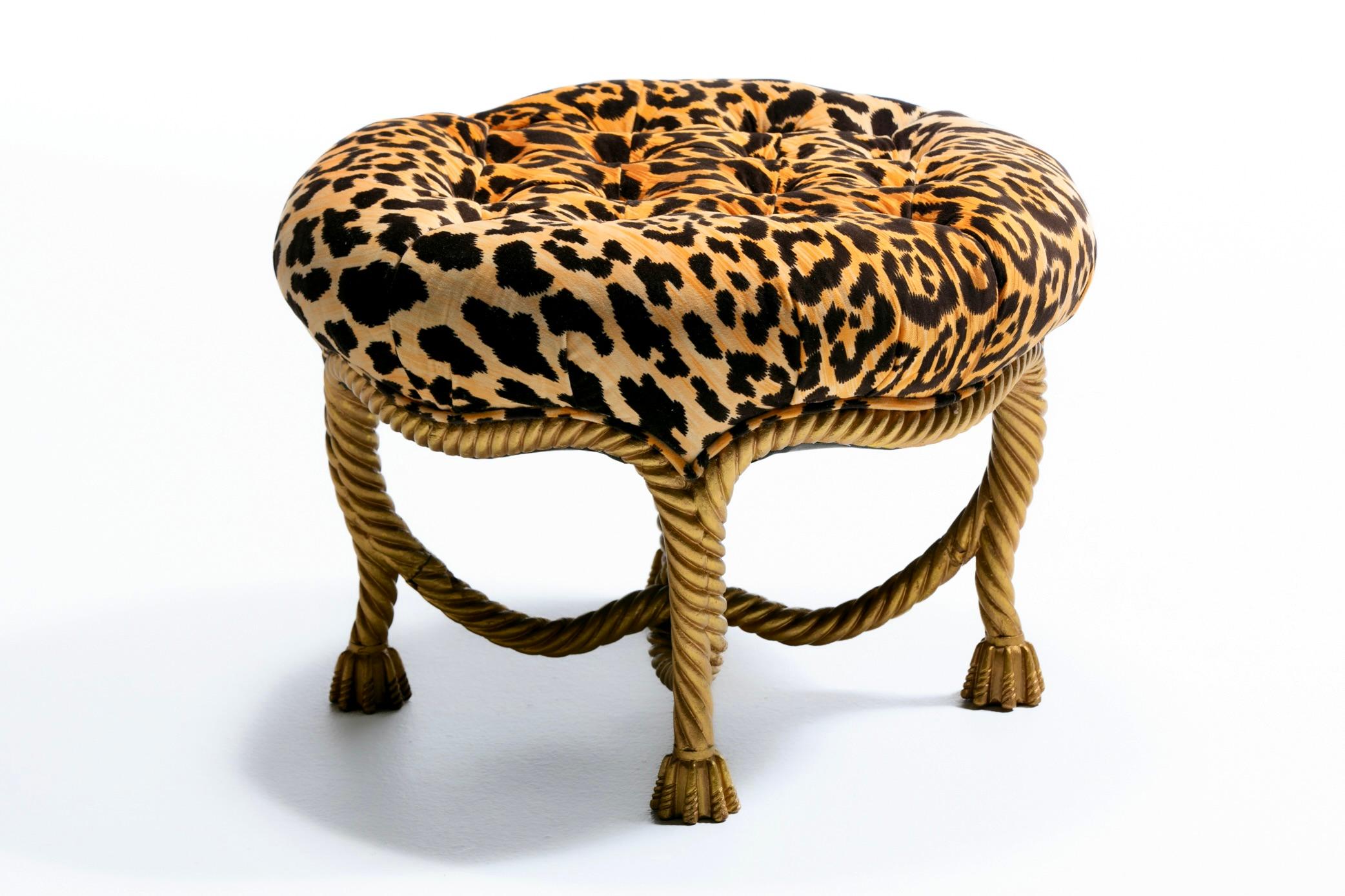 Sgabello ottomano Hollywood Regency italiano con corda e nappe in velluto leopardato In condizioni buone in vendita a Saint Louis, MO