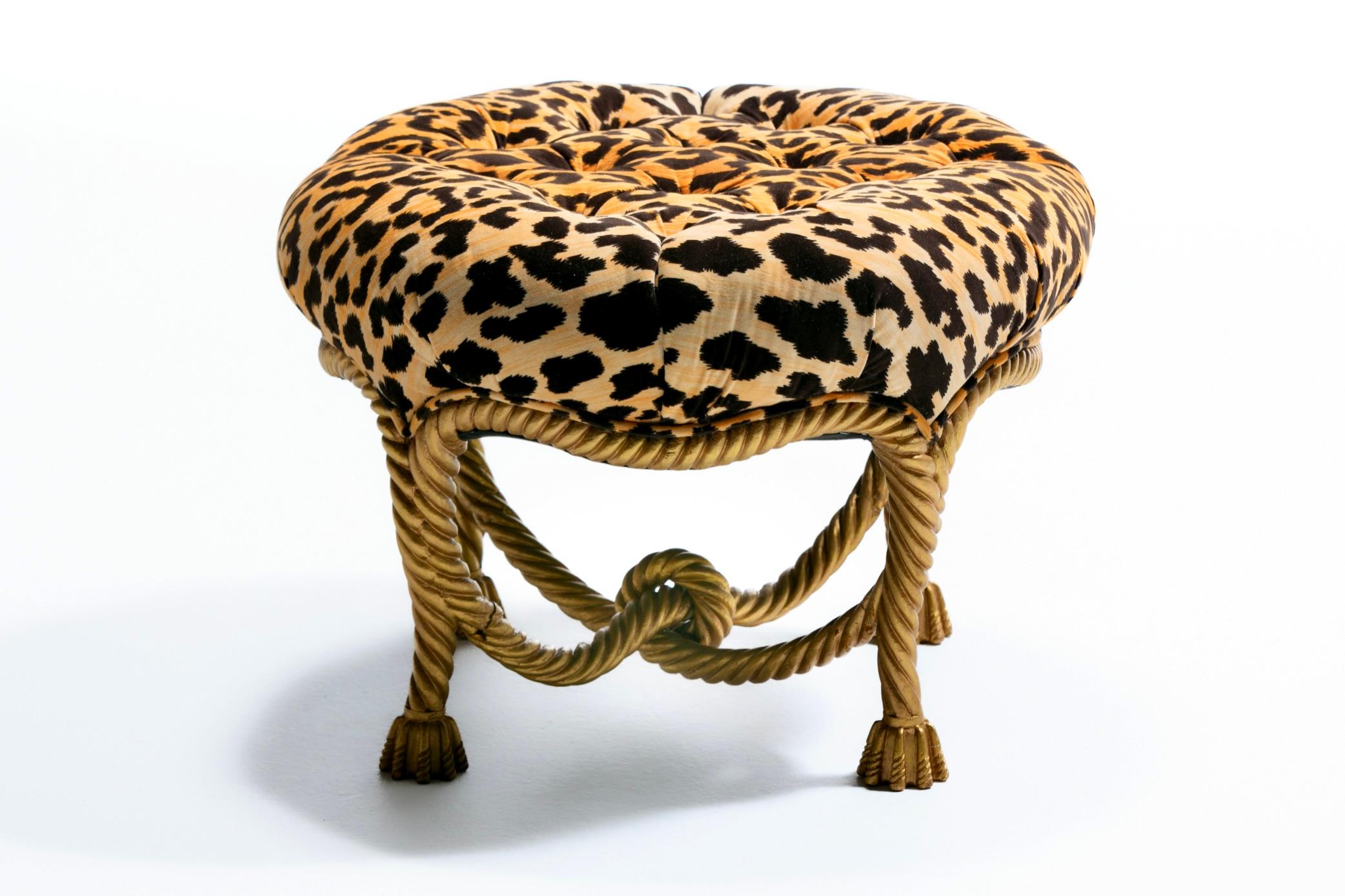 Metà XX secolo Sgabello ottomano Hollywood Regency italiano con corda e nappe in velluto leopardato in vendita
