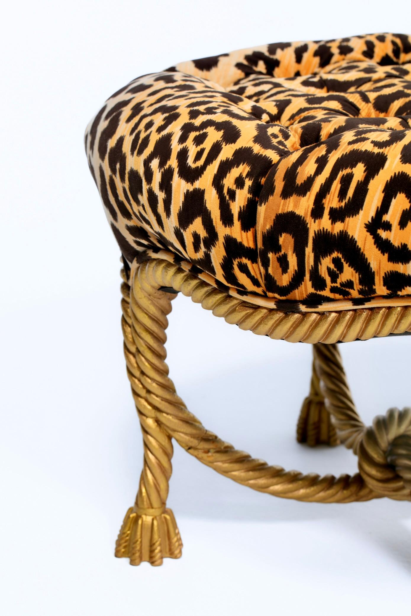 Sgabello ottomano Hollywood Regency italiano con corda e nappe in velluto leopardato in vendita 1