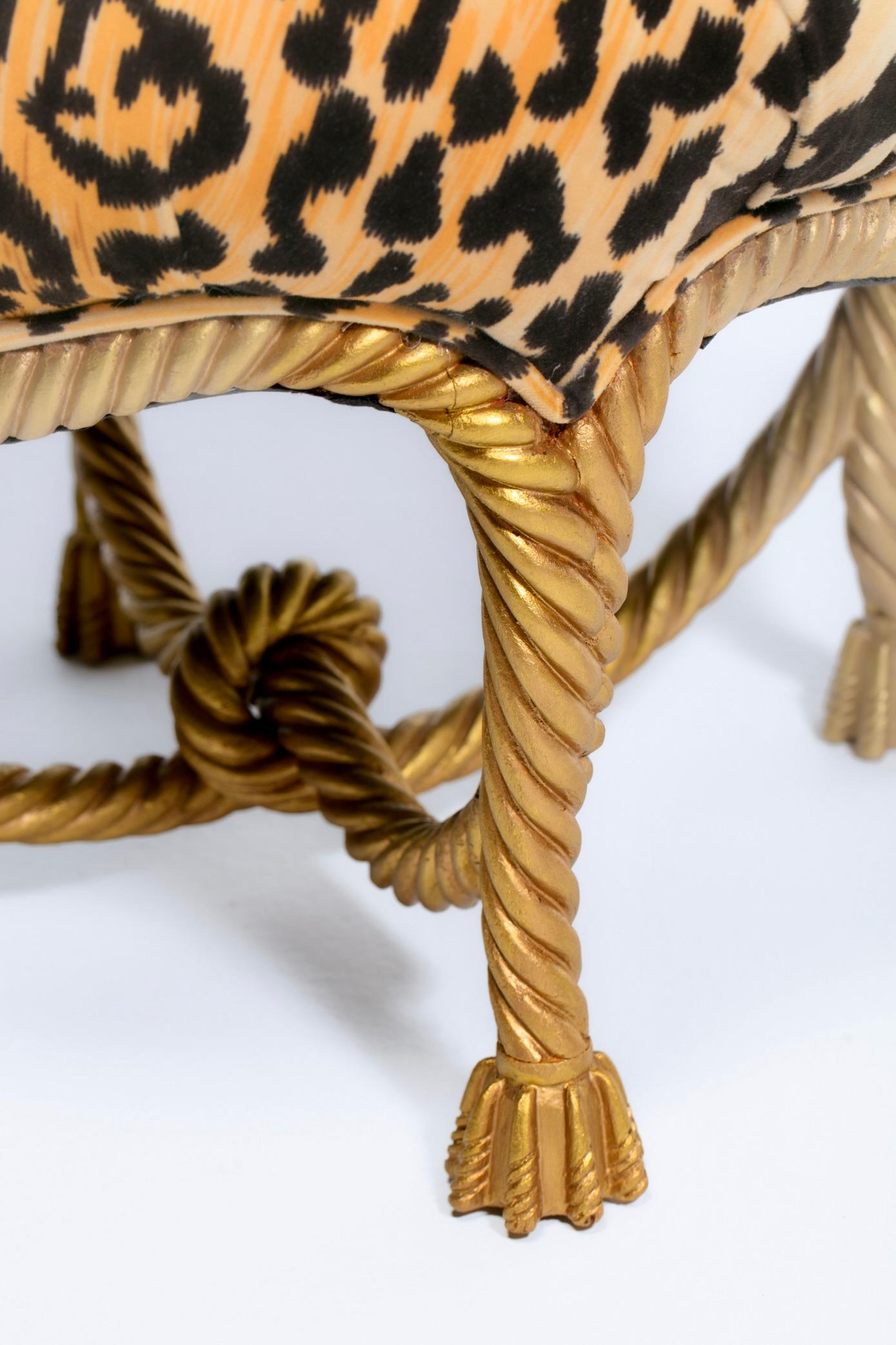 Sgabello ottomano Hollywood Regency italiano con corda e nappe in velluto leopardato in vendita 2