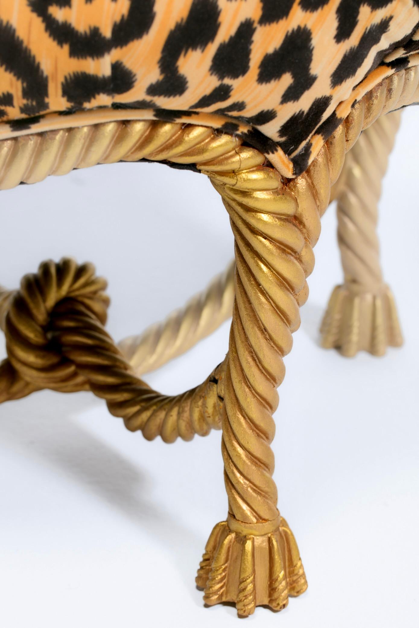 Sgabello ottomano Hollywood Regency italiano con corda e nappe in velluto leopardato in vendita 3