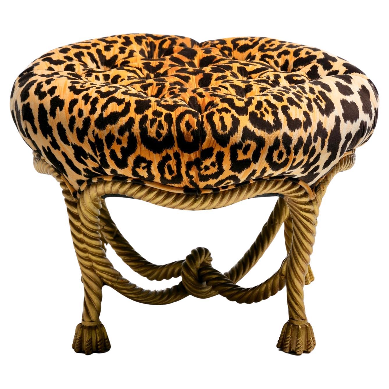 Italienischer Hollywood-Regency-Ottomanhocker aus Leopardensamt mit vergoldetem Seil und Quaste