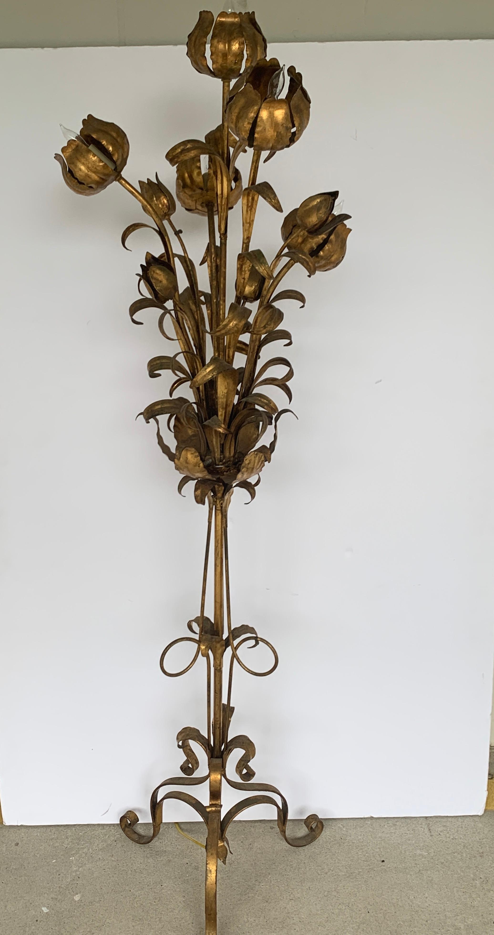Lampada da terra a cinque luci floreali in tiglio dorato Hollywood Regency, pronta per l'uso, appena ricablata.
