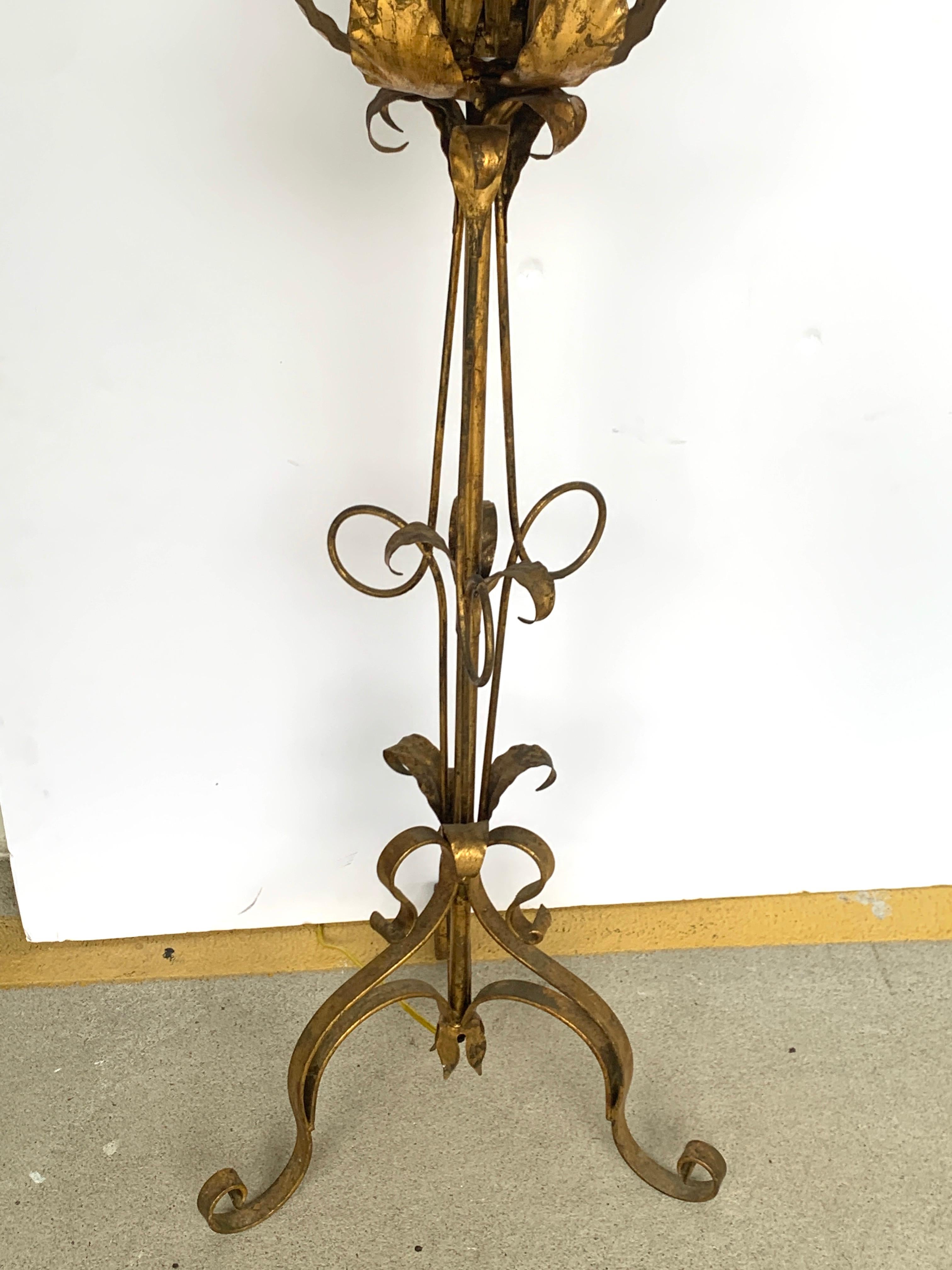 Lampada da terra floreale Hollywood Regency italiana in tole dorate a cinque luci in vendita 1