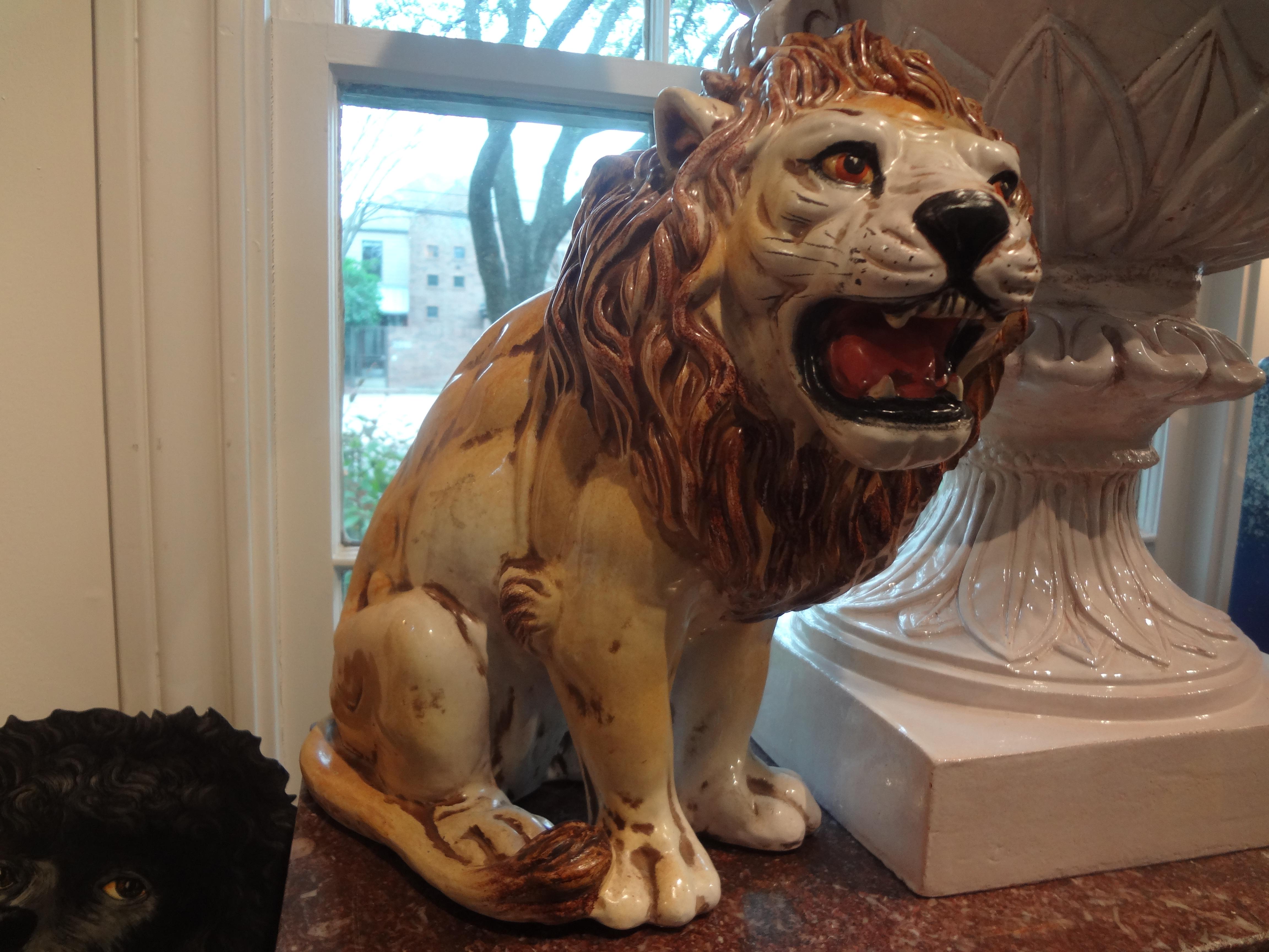 Grande figure ou statue de lion en terre cuite émaillée de la Régence d'Hollywood. Sculpture réaliste en terre cuite émaillée italienne représentant un lion. De beaux détails.