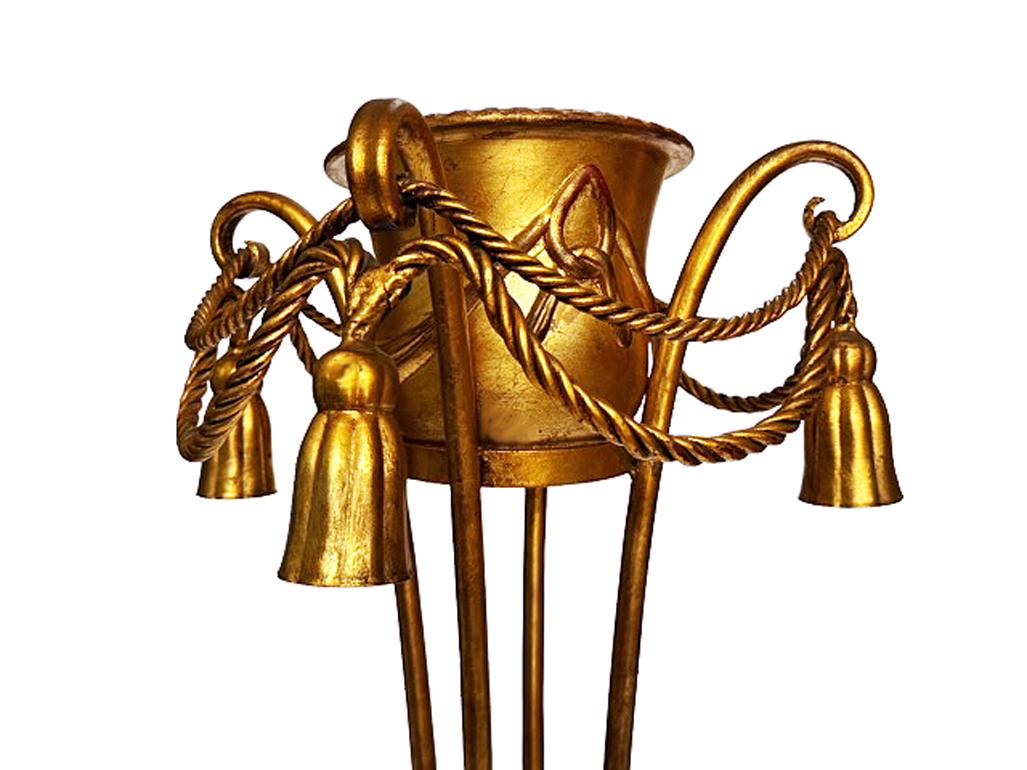 Italiano Vaso da fiori Hollywood Regency in oro dorato con corda e nappe in vendita