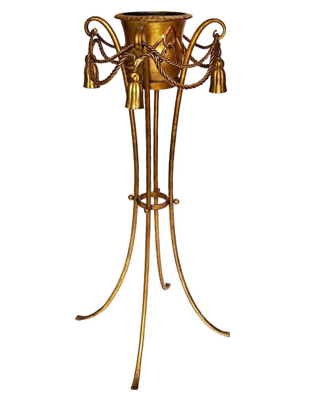 Vaso da fiori Hollywood Regency in oro dorato con corda e nappe In condizioni buone in vendita a Philadelphia, PA