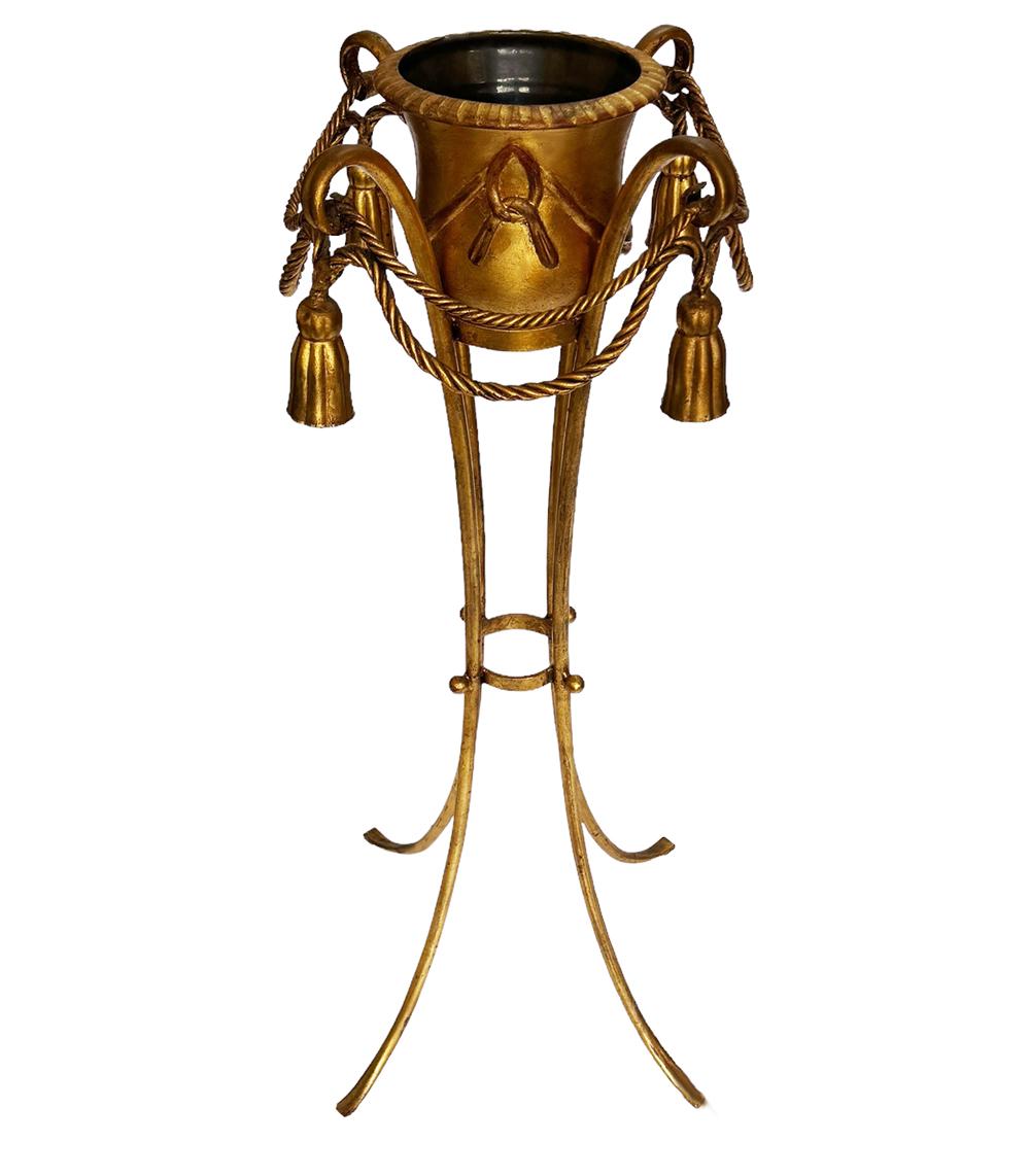 Metà XX secolo Vaso da fiori Hollywood Regency in oro dorato con corda e nappe in vendita