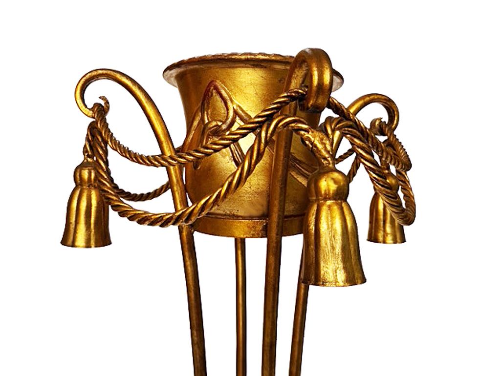 Metallo Vaso da fiori Hollywood Regency in oro dorato con corda e nappe in vendita