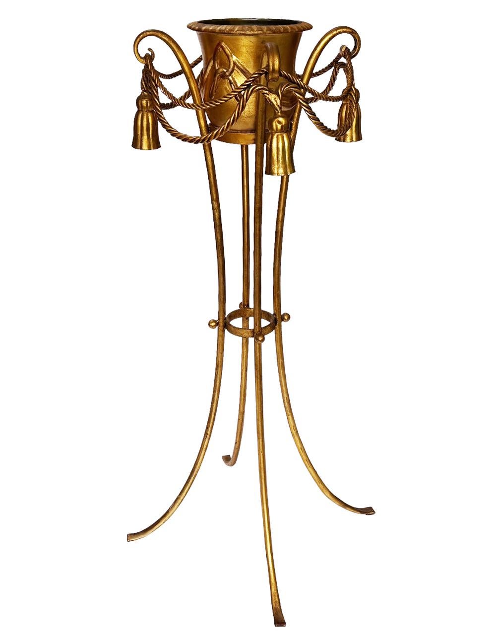 Vaso da fiori Hollywood Regency in oro dorato con corda e nappe in vendita 1