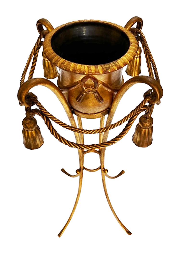 Vaso da fiori Hollywood Regency in oro dorato con corda e nappe in vendita 2