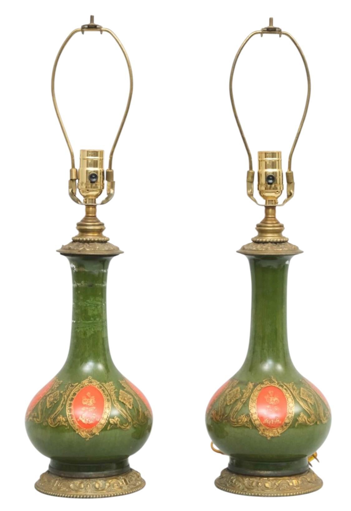 Se trata de un par de lámparas de cristal verde pintado al revés, de la época de la Regencia de Hollywood, con una cartela de color naranja vivo y dorado. Voy a decir que los tonos de latón no están incluidos por el momento. Quiero confirmar su