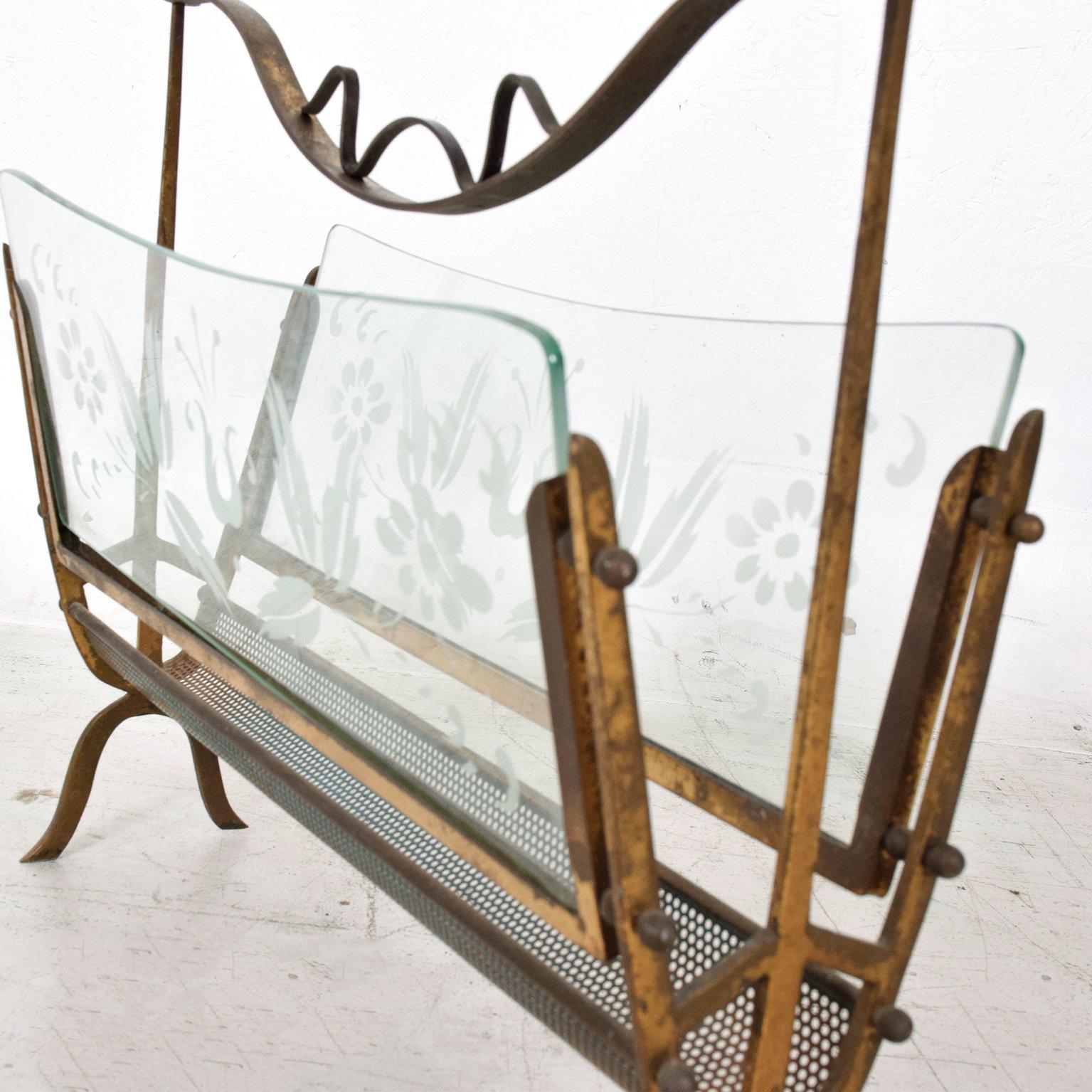 For your consideration a vintage Italian magazine holder or magazine rack constructed with solid brass and two glass inserts with flower etched design. 

The lower holding section is perforated metal (painted in dark green color).

Original