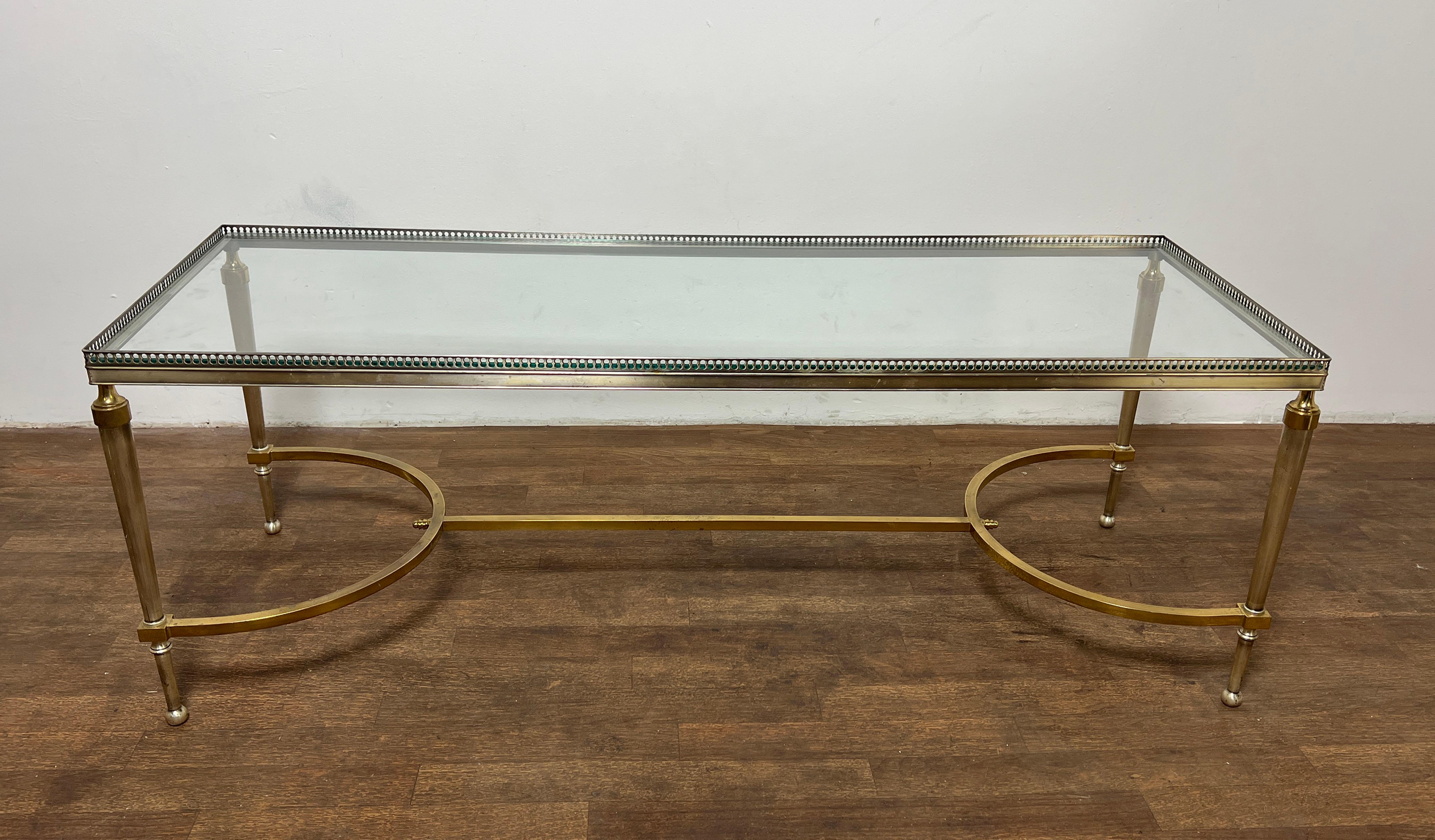 Table basse Hollywood Regency,  très probablement pour la Maison Maison. Comprend un cadre en laiton et un garde-corps en acier perforé avec verre tombant.