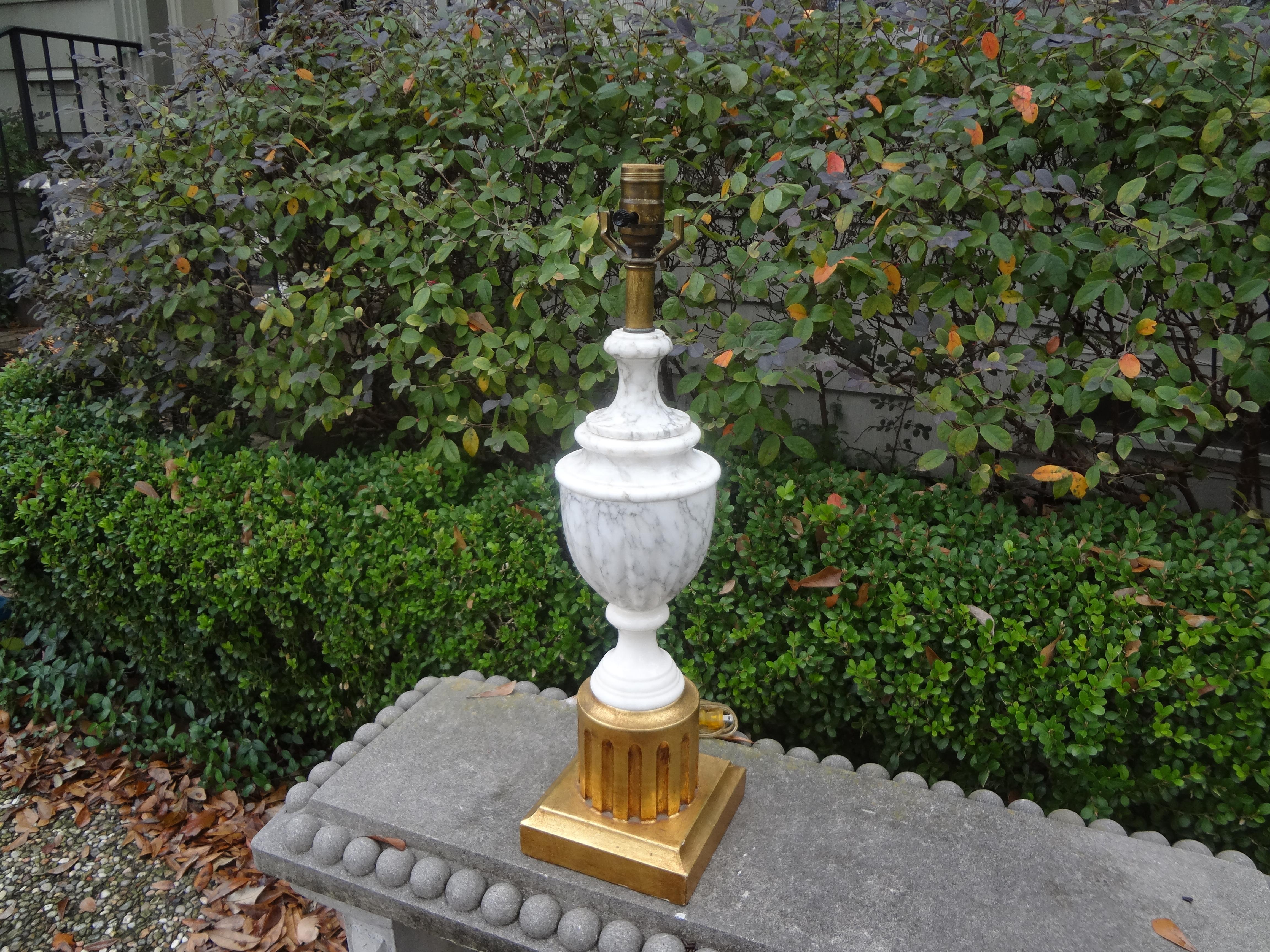 Lampada Hollywood Regency in marmo con base in legno d'orato in vendita 4
