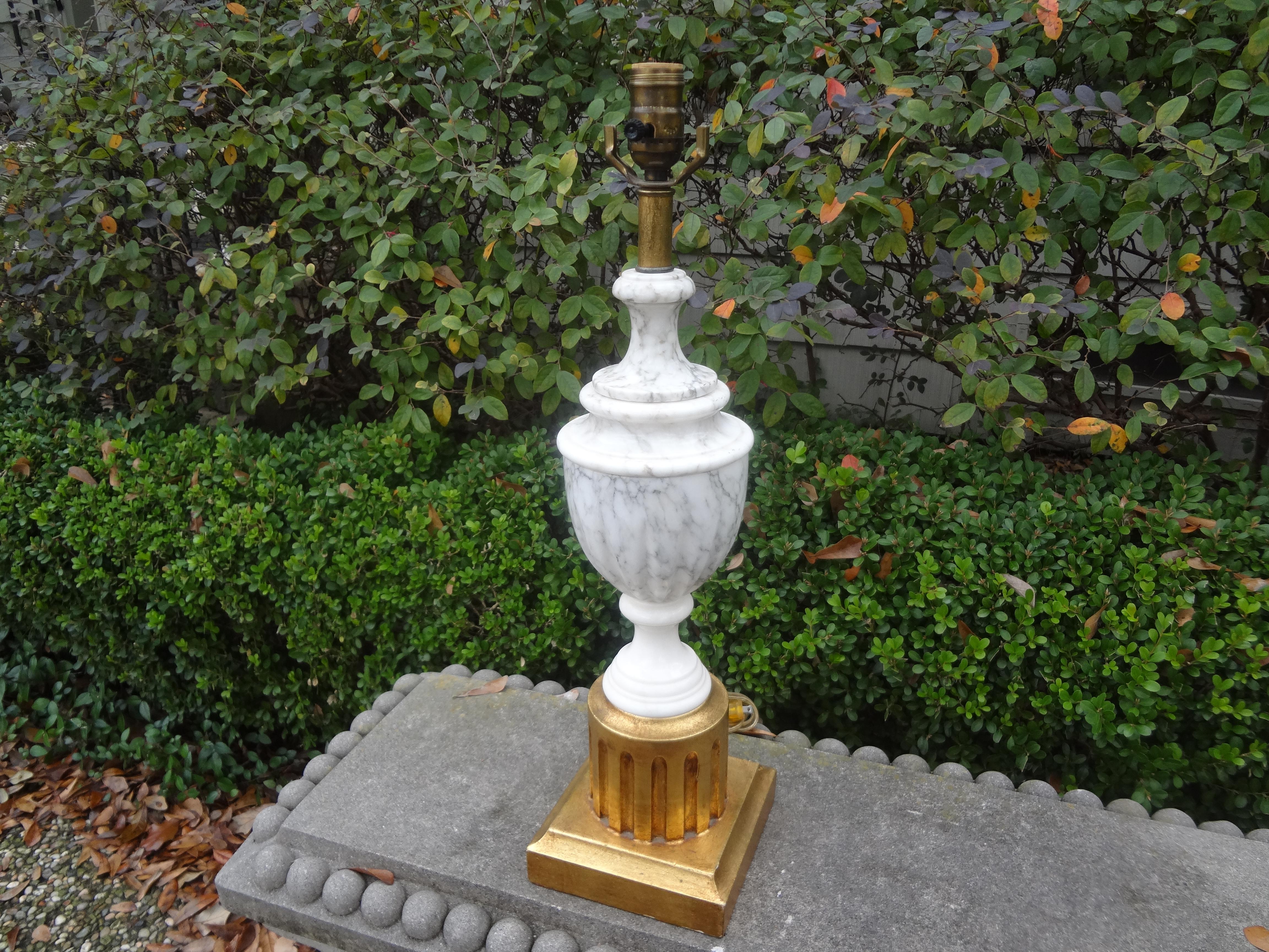Metà XX secolo Lampada Hollywood Regency in marmo con base in legno d'orato in vendita