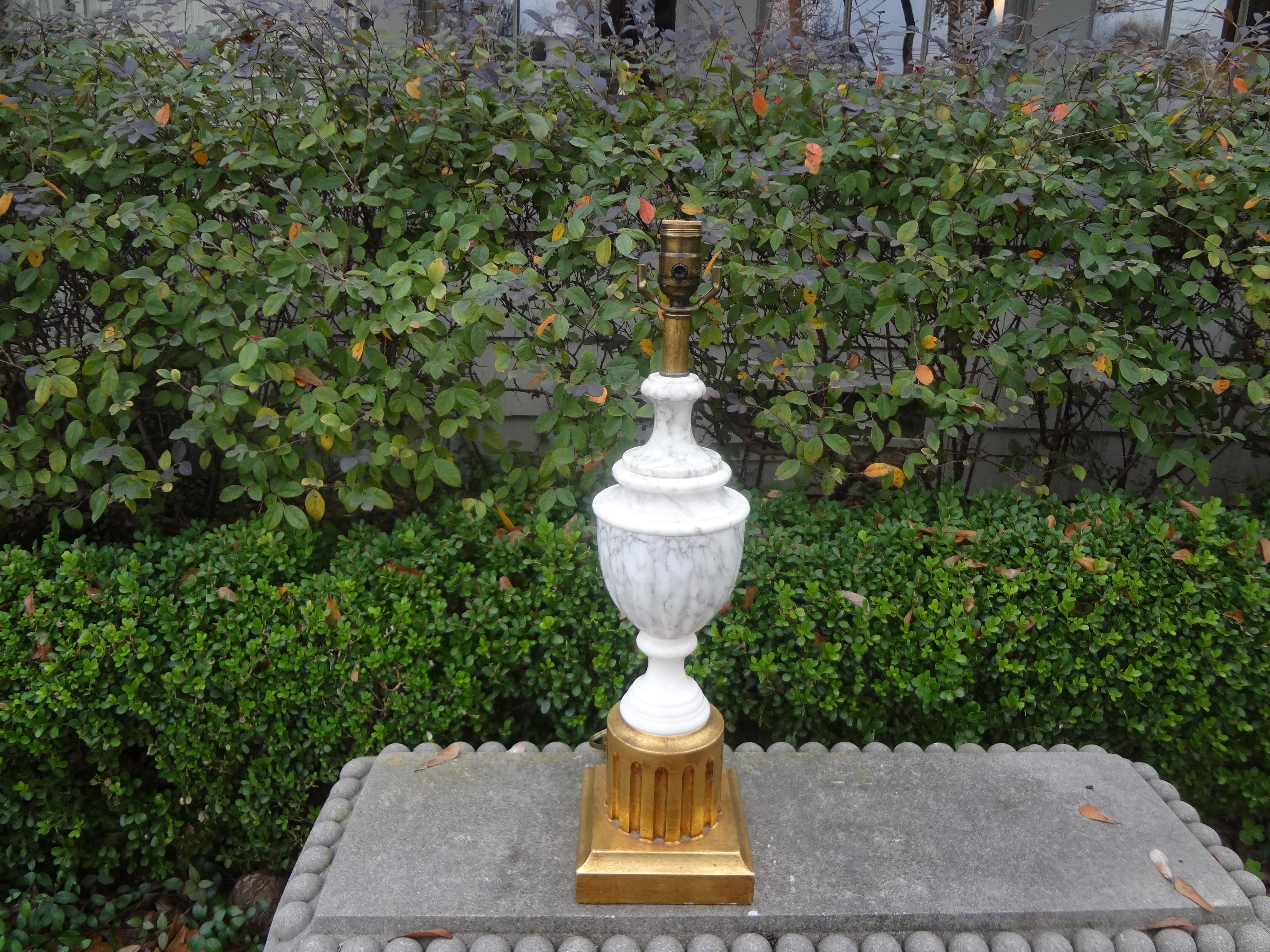 Lampada Hollywood Regency in marmo con base in legno d'orato in vendita 1