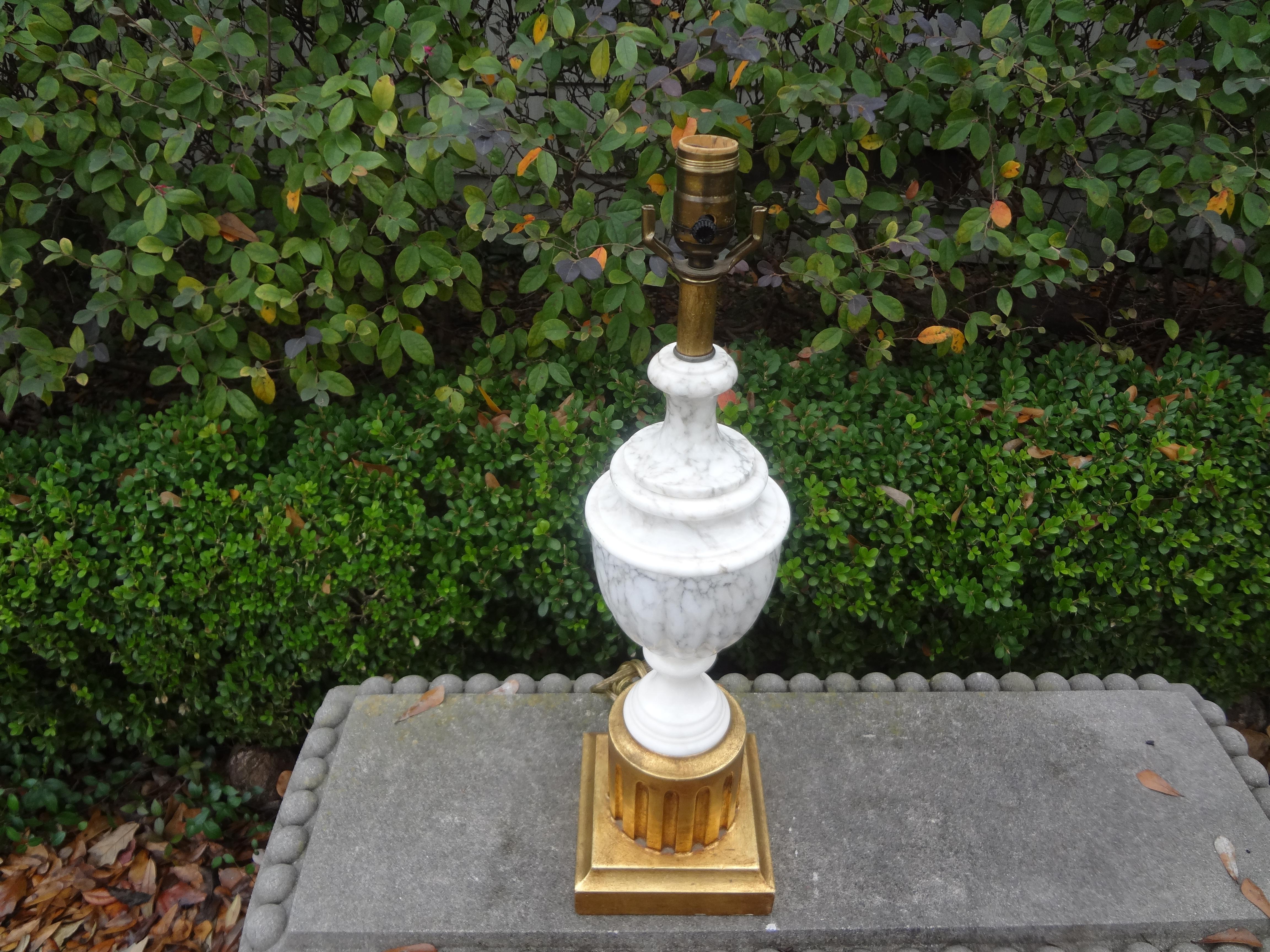 Hollywood Regency Italian Marble Lamp with Giltwood Base For Sale 4