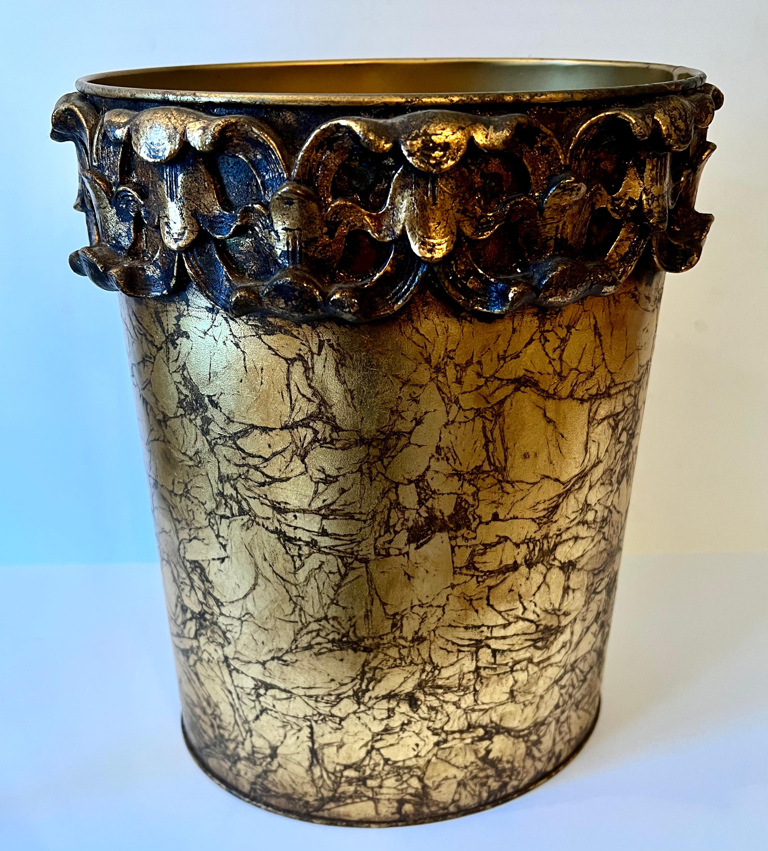 Patiné Boîte à déchets ou panier en métal doré italien de style Hollywood Regency avec bande florale en vente
