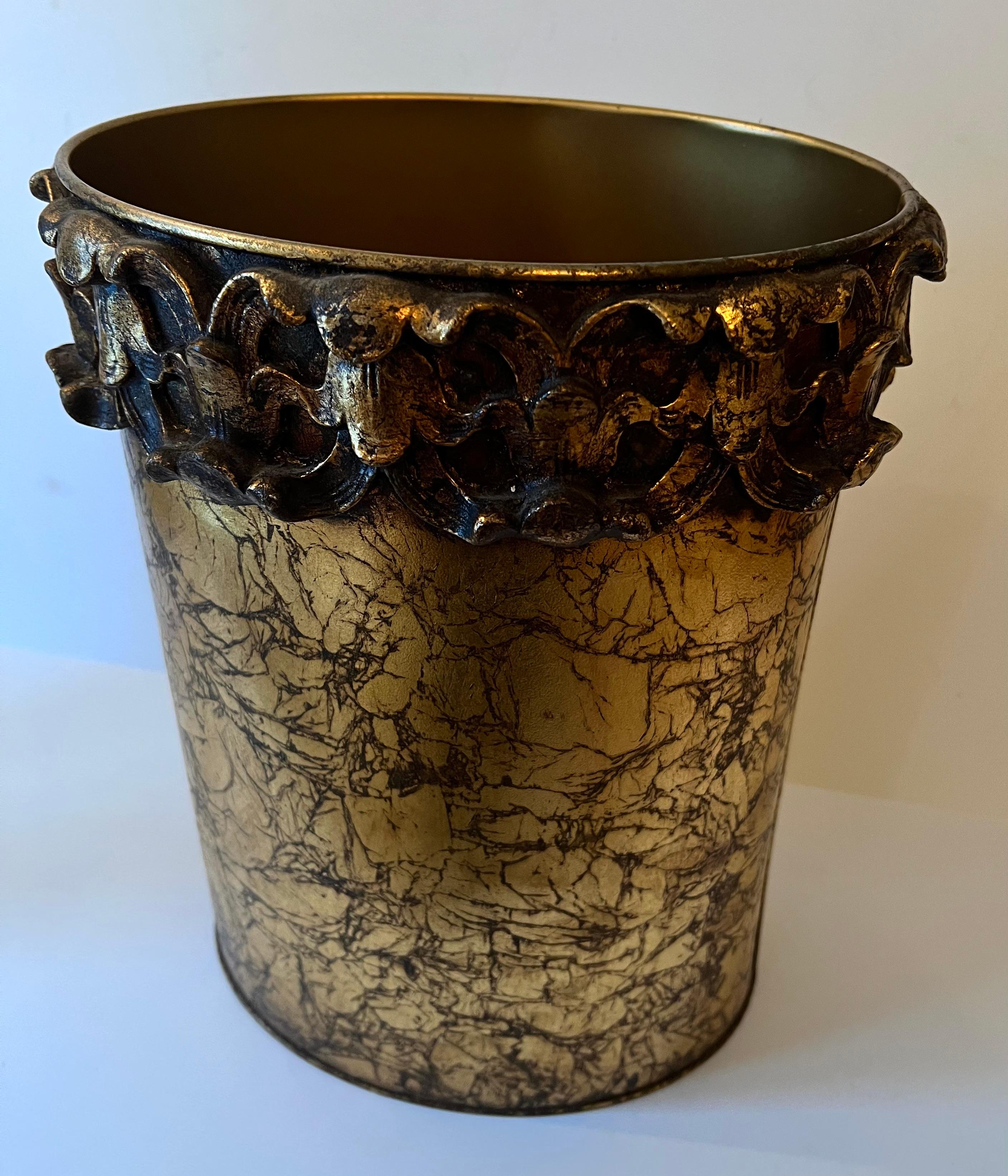 Métal Boîte à déchets ou panier en métal doré italien de style Hollywood Regency avec bande florale en vente