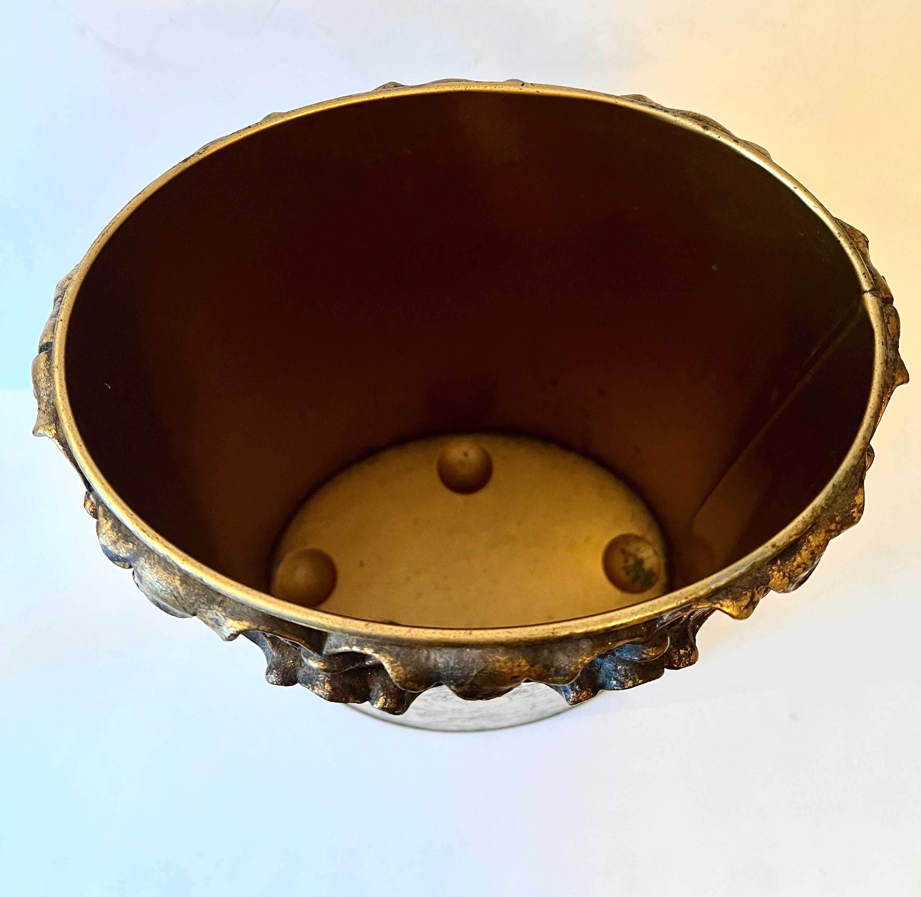 Hollywood Regency Italienisches Blattgold-Wasserbehälter oder Korb mit Blumenband aus Metall im Angebot 2