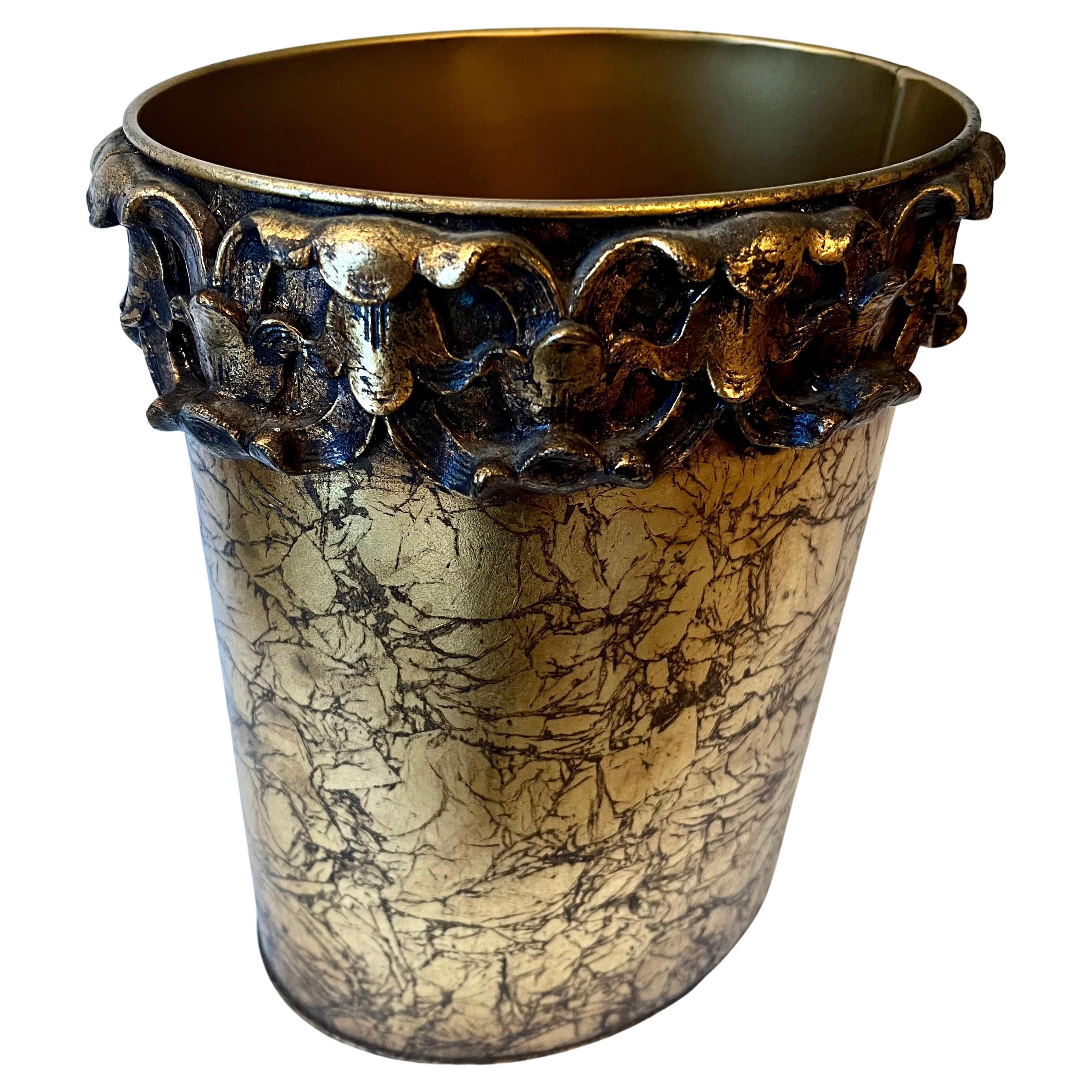 Boîte à déchets ou panier en métal doré italien de style Hollywood Regency avec bande florale