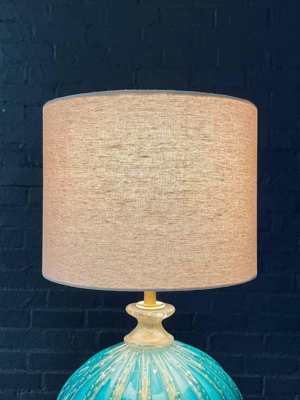 Lámpara de sobremesa italiana de Murano y latón Hollywood Regency, Bullicante turquesa Estadounidense en venta