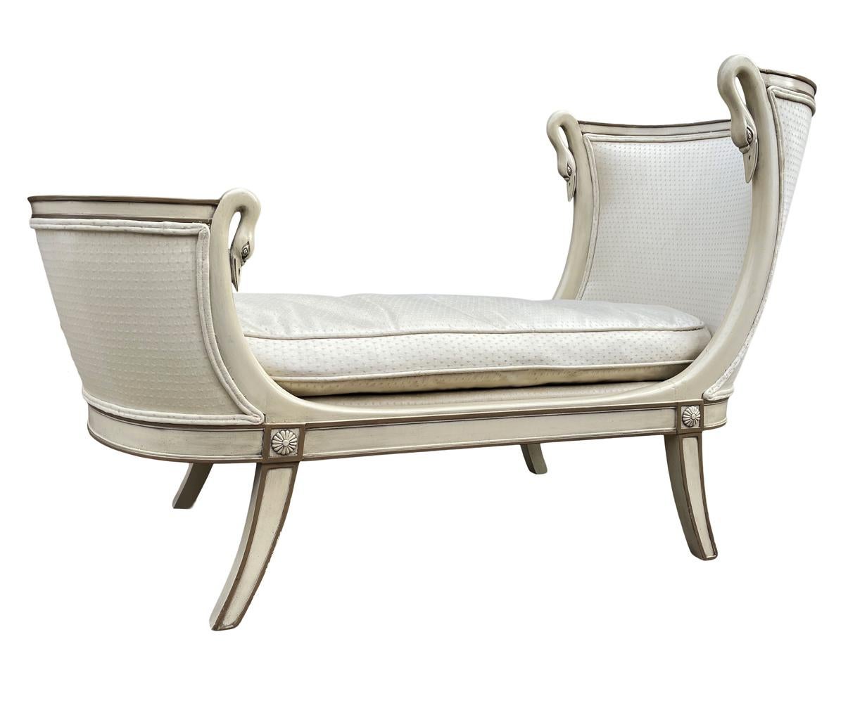Chaise longue glam vintage provenant d'Italie vers les années 1960. Il présente un cadre en bois massif de couleur crème et or foncé avec le revêtement d'origine. Très bon état d'origine et prêt à l'emploi. 