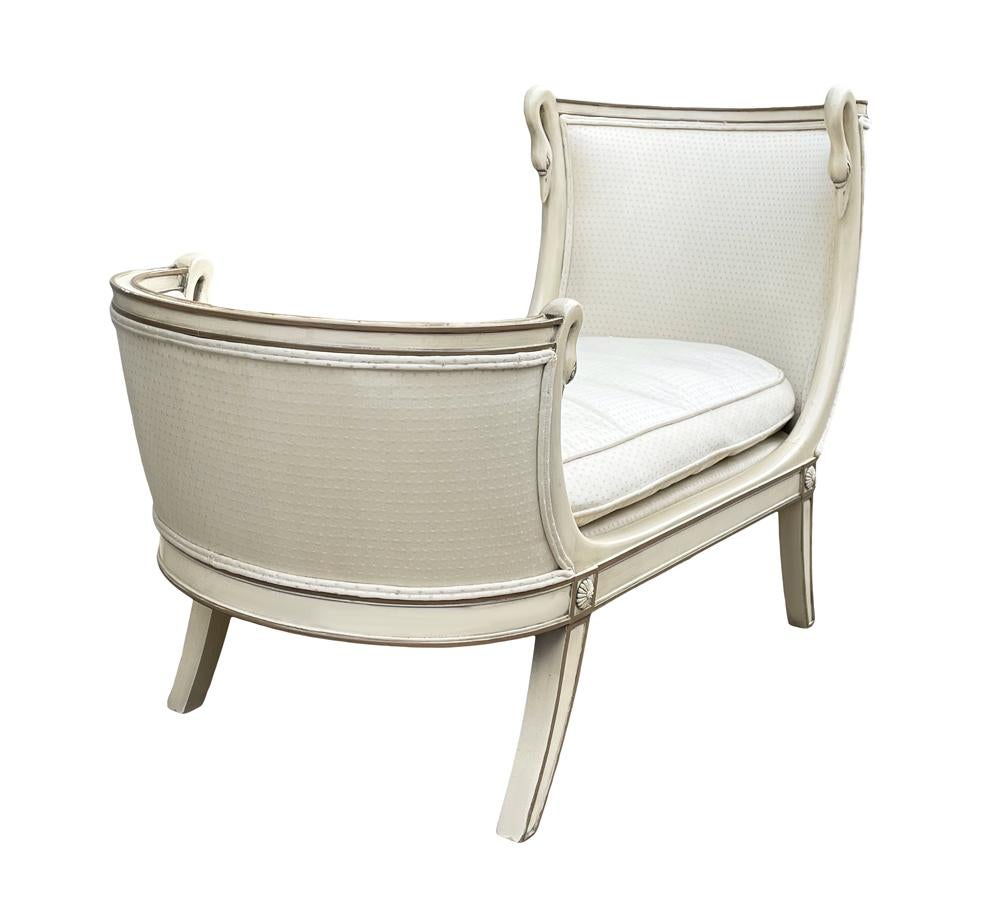 Hollywood Regency Italian Petite Chaise Lounge Chair in Creme mit Swan-Köpfen im Zustand „Gut“ im Angebot in Philadelphia, PA