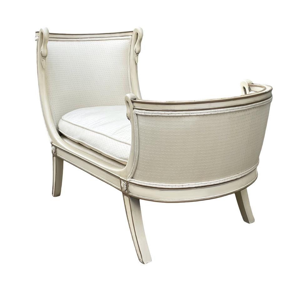 Hollywood Regency Italian Petite Chaise Lounge Chair in Creme mit Swan-Köpfen (Stoff) im Angebot