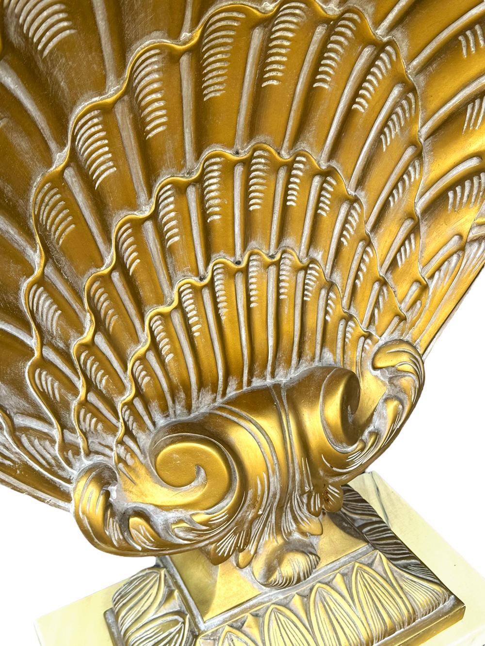 Hollywood-Regency-Konsole aus Kunstmarmor im italienischen Provinzial-Stil in Muschelform (Marmor) im Angebot