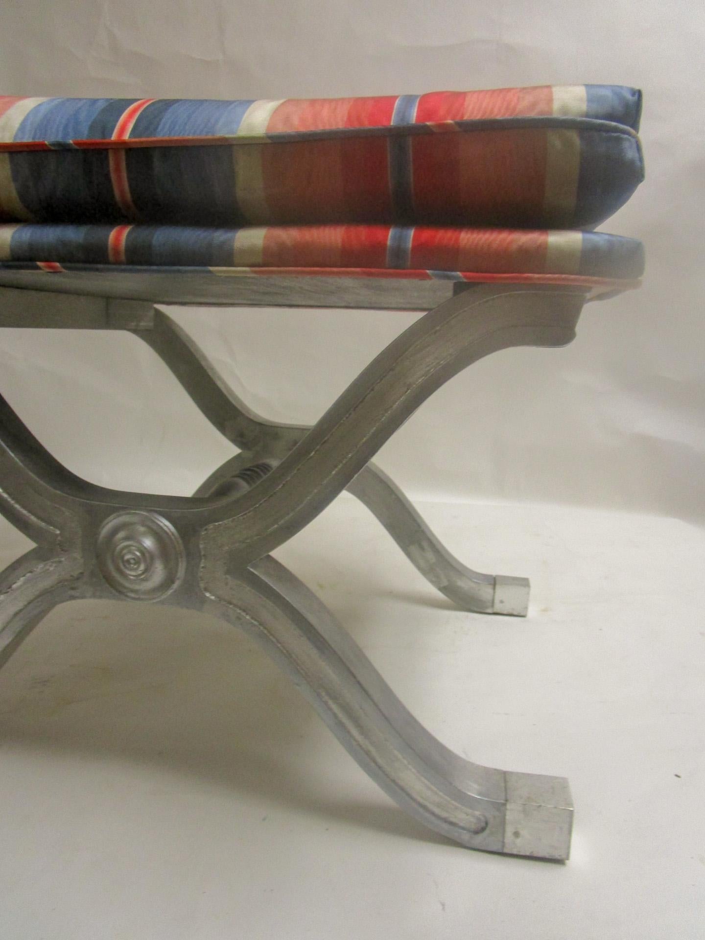 Metà XX secolo Dorothy Draper Henredon Hollywood Regency Argento Dorato Wood Taboret Coppia di Taboret Curule in vendita