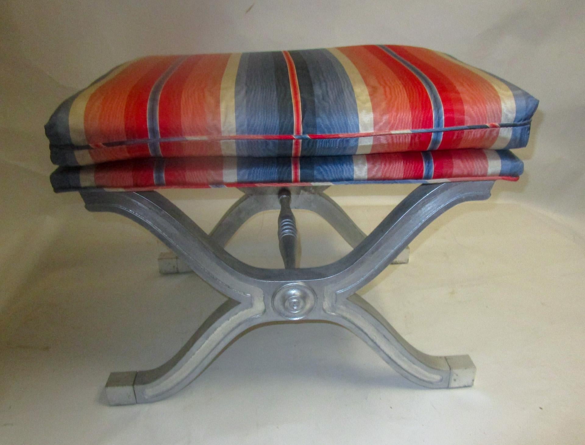 Dorothy Draper Henredon Hollywood Regency Argento Dorato Wood Taboret Coppia di Taboret Curule in vendita 3