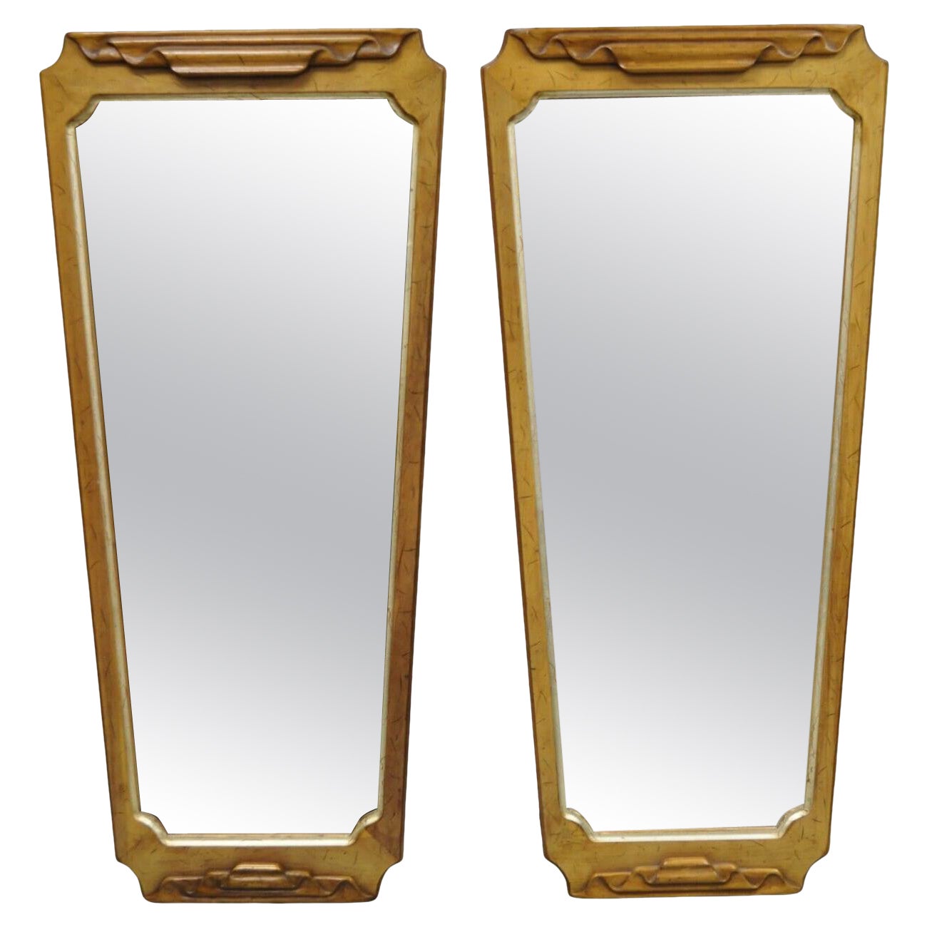 Paire de miroirs muraux en bois sculpté à volutes de style Hollywood Regency italien