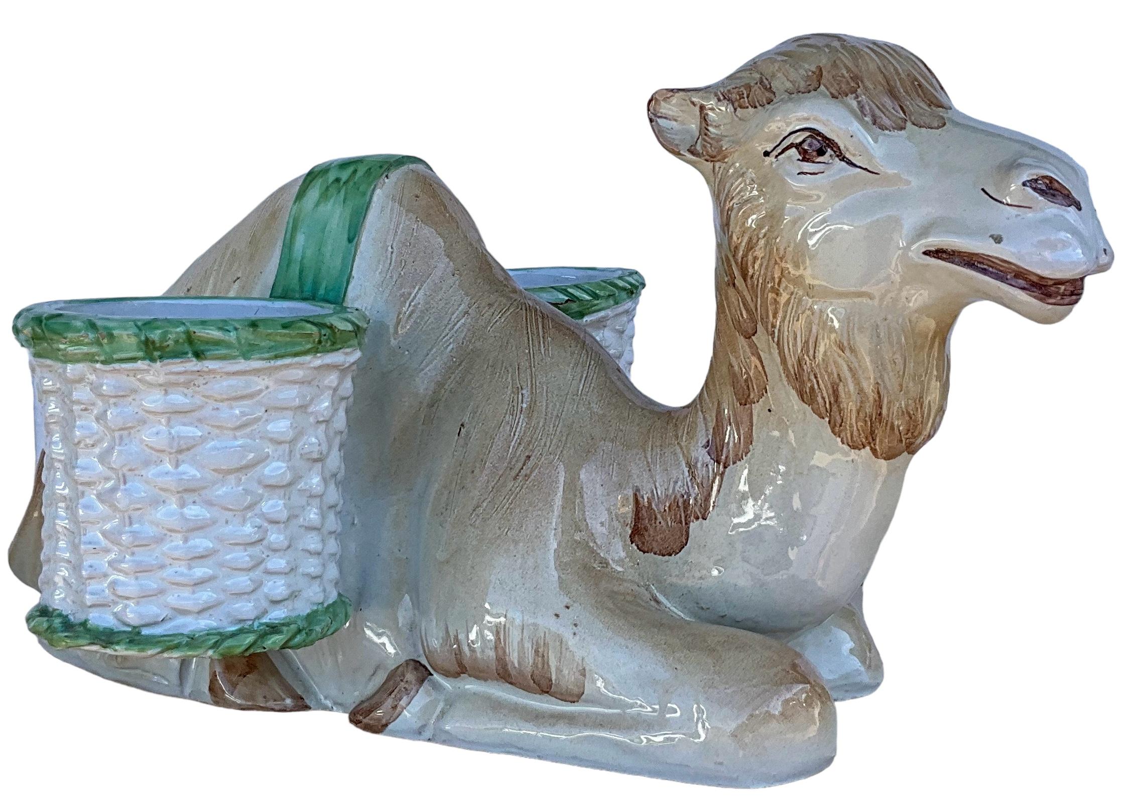 italien Cache pot / jardinière Hollywood Regency Italian Terracotta Camel Form Majolica en vente