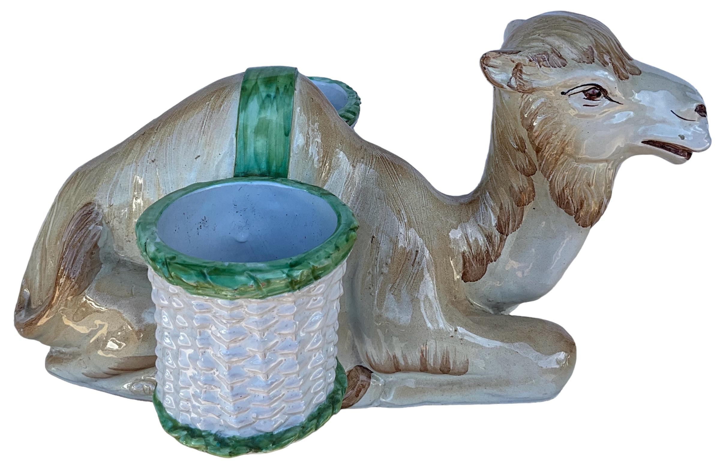 Hollywood Regency Italienisch Terrakotta Kamel Form Majolika Übertopf / Pflanzgefäß im Zustand „Gut“ im Angebot in Kennesaw, GA