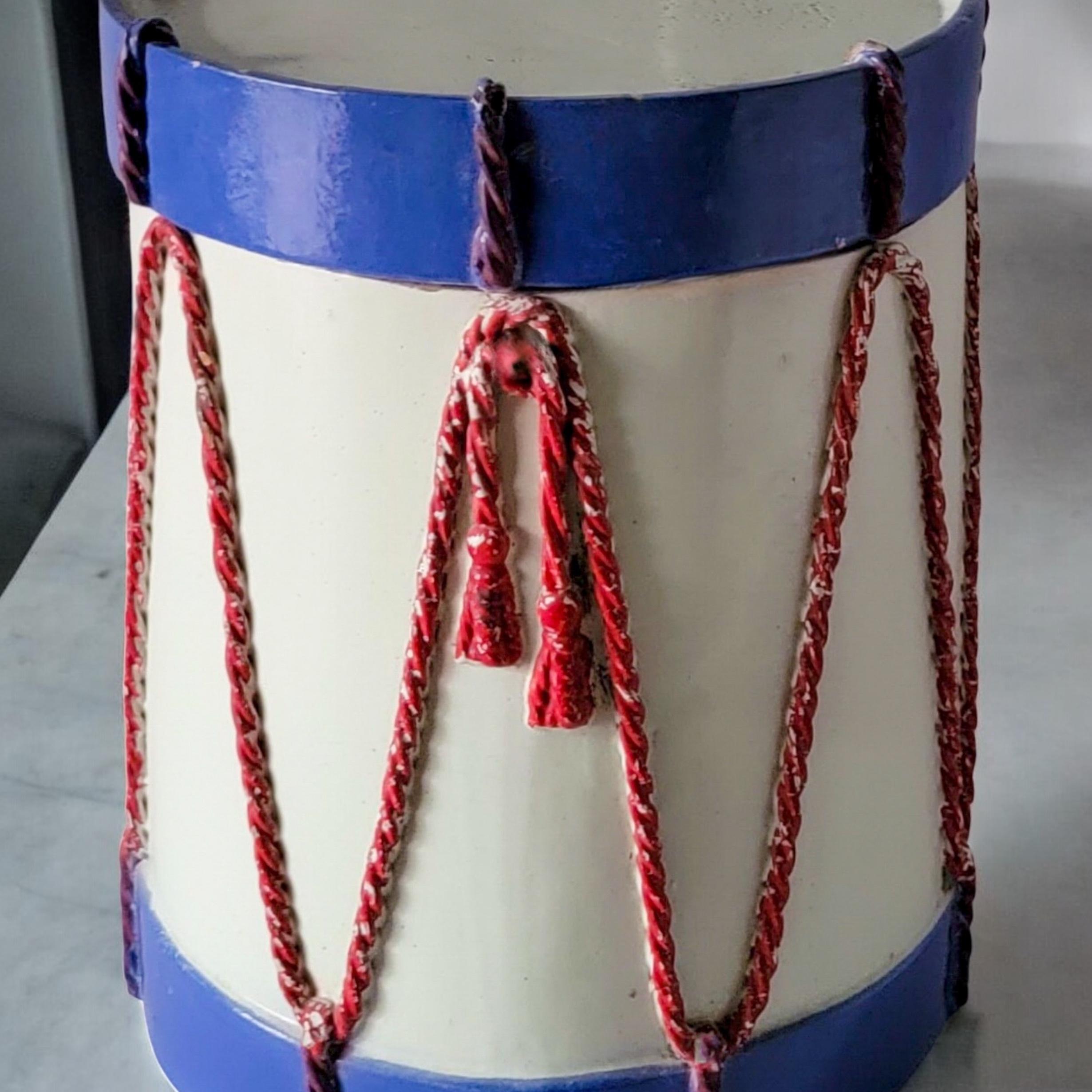 italien Table d'appoint Hollywood Regency Italian Terracotta Drum Form Red White Blue Side Table en vente