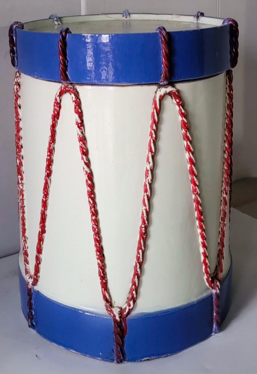 Table d'appoint Hollywood Regency Italian Terracotta Drum Form Red White Blue Side Table Bon état - En vente à Kennesaw, GA