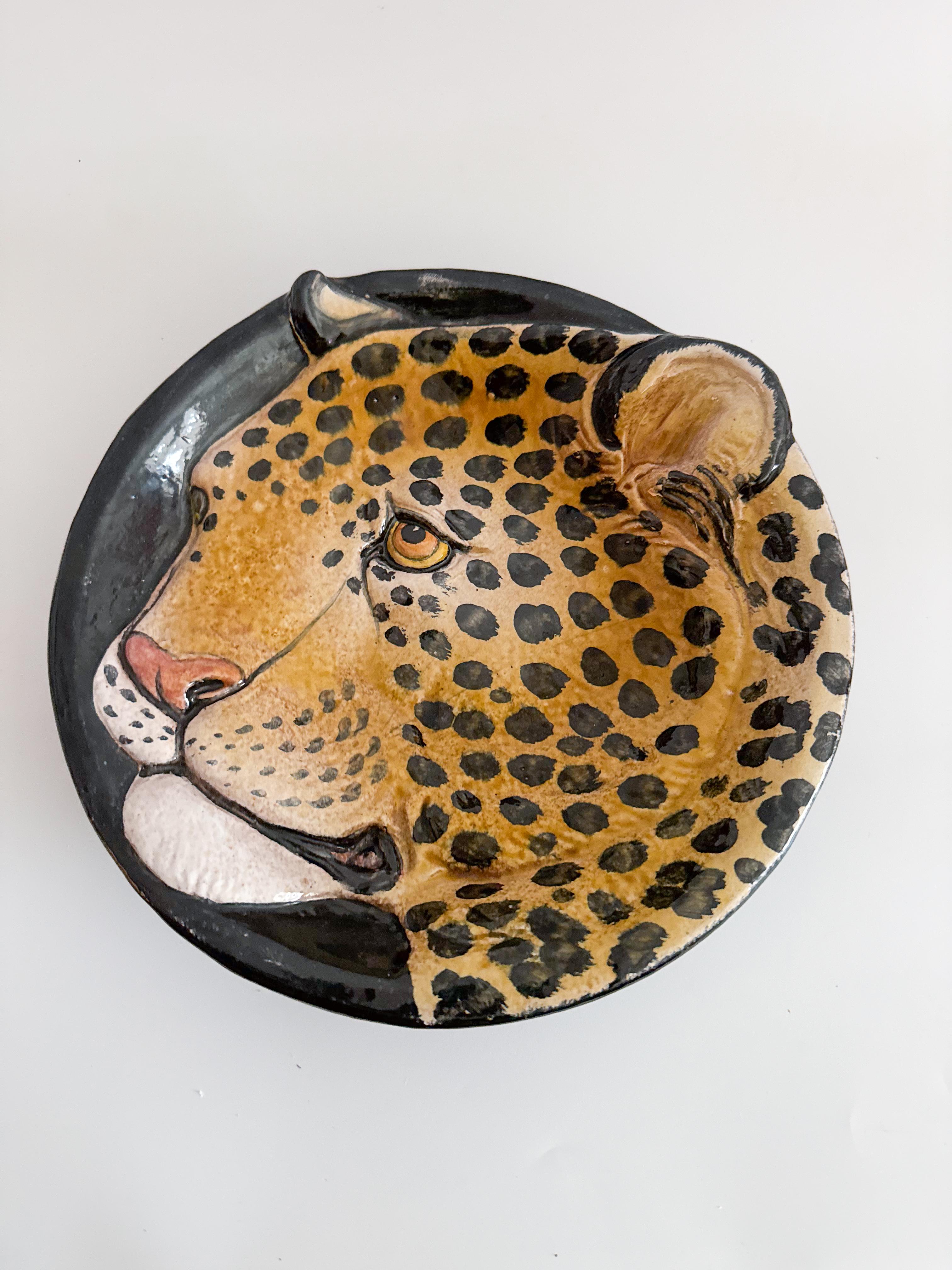 Un vero e proprio pezzo da collezione, questo piatto vintage in terracotta italiana presenta un disegno di ghepardo sapientemente dipinto a mano con sorprendenti dettagli 3D. La raffinata lavorazione e le immagini audaci ne fanno un'aggiunta di