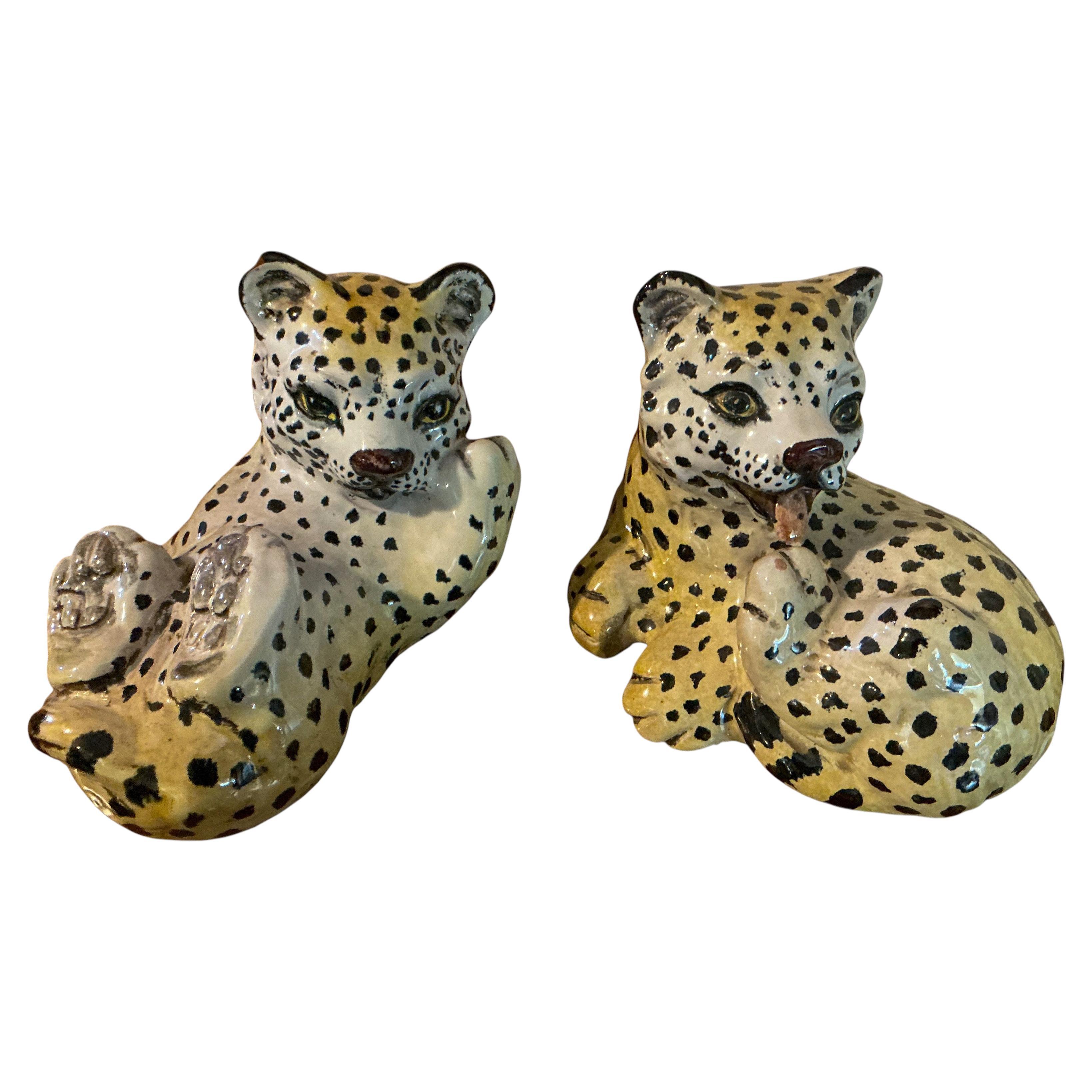 Se trata de un conjunto de juguetones cachorros de leopardo de terracota italiana de la época de la Regencia de Hollywood. Ambos están en muy buen estado.
