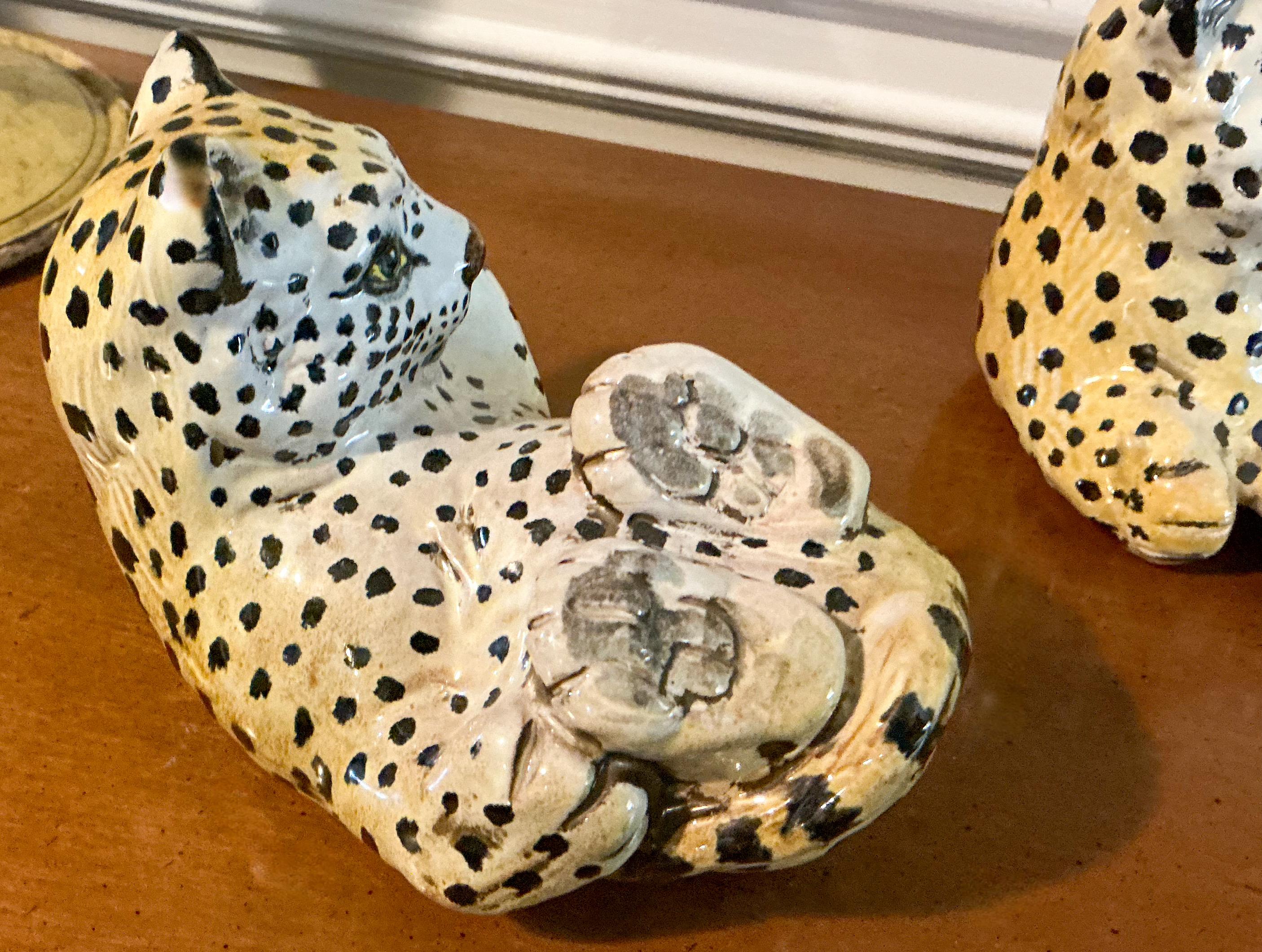 Hollywood Regency Mayólica italiana de terracota Leopardo Cachorros Gato de la selva -S/2 Regencia de Hollywood en venta