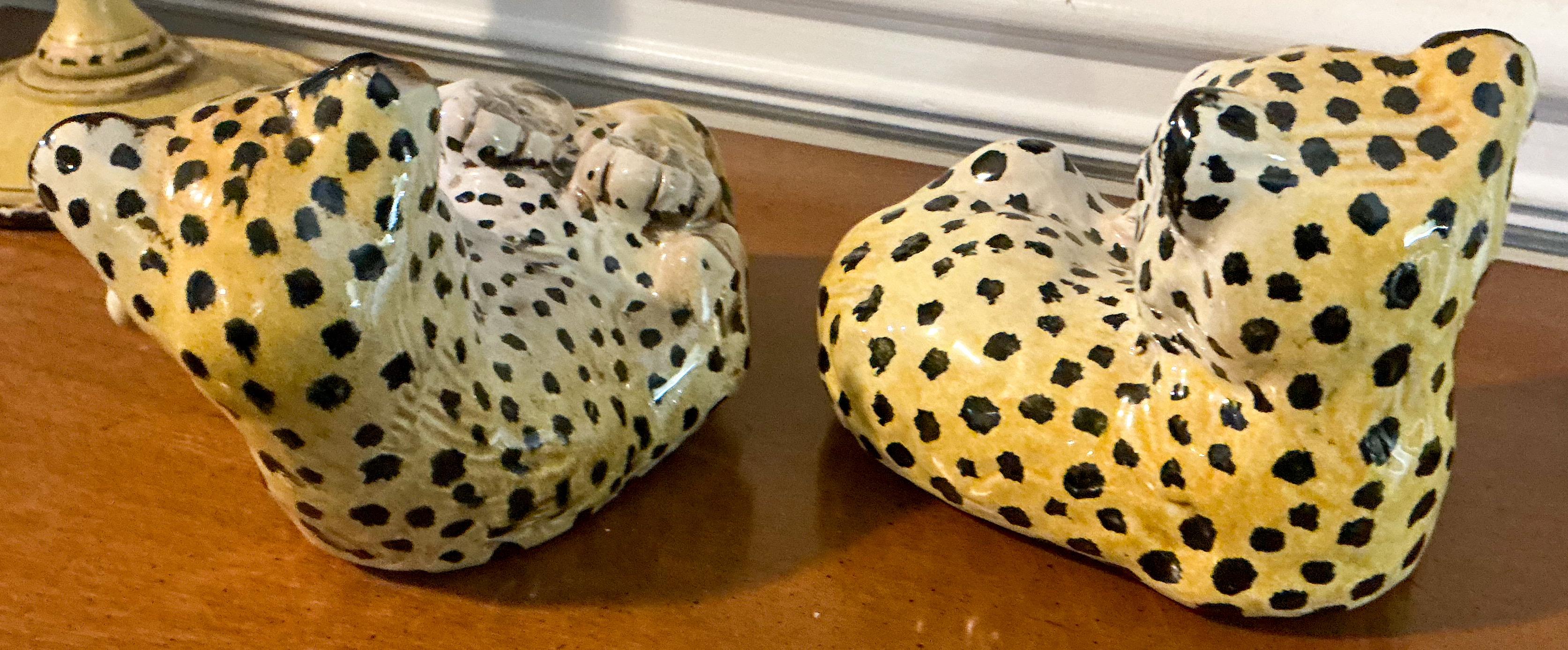 Hollywood Regency Mayólica italiana de terracota Leopardo Cachorros Gato de la selva -S/2 Italiano en venta