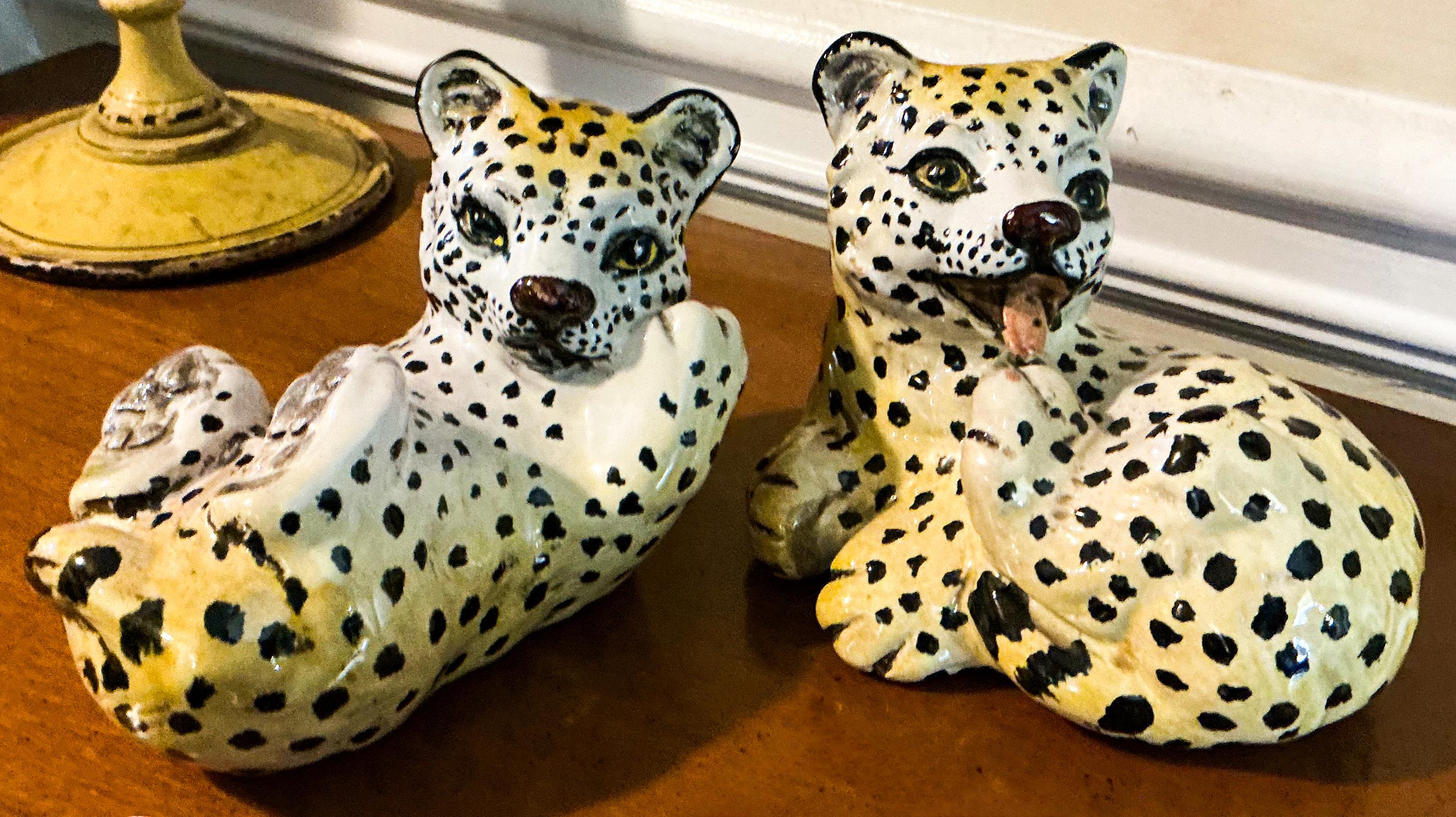 Hollywood Regency Mayólica italiana de terracota Leopardo Cachorros Gato de la selva -S/2 Terracota en venta