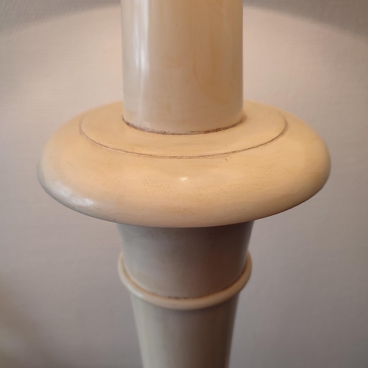 Elégant lampadaire laqué ivoire des années 1950 en France. Sa hauteur (155 cm jusqu'à la douille) en fait un objet très élégant. Remis à neuf et belle finition.