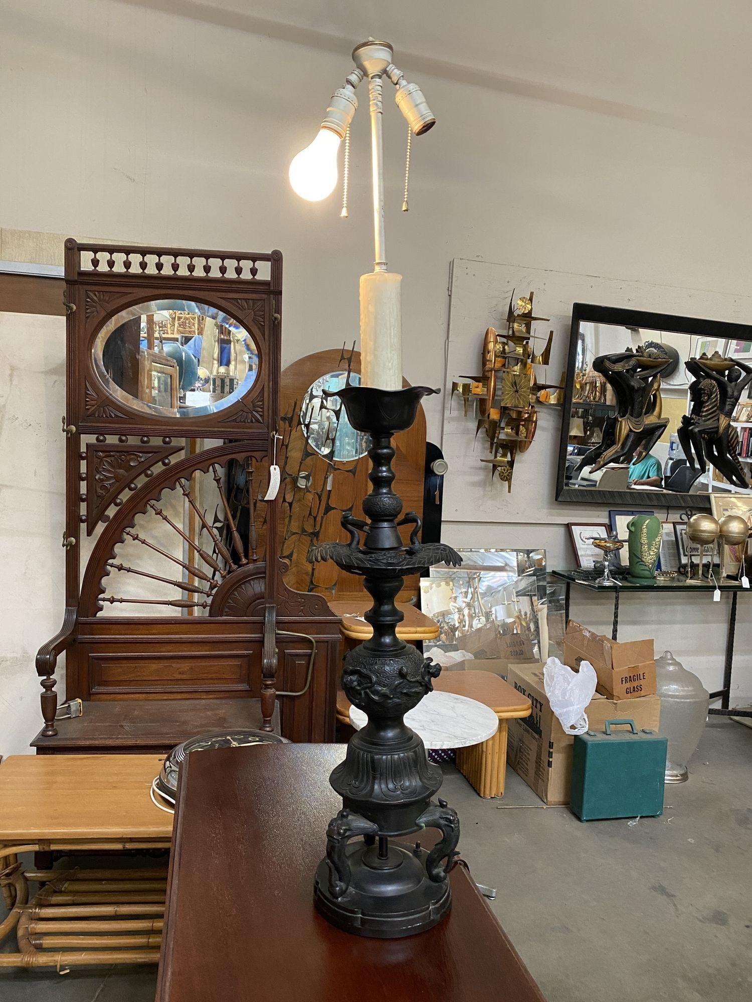 Lampe de table de style chinois Hollywood Regency en bronze de style James Mont en vente 9