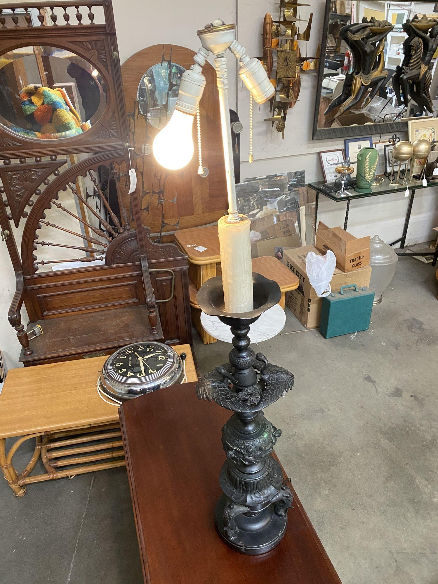 Lampe de table de style chinois Hollywood Regency en bronze de style James Mont en vente 10