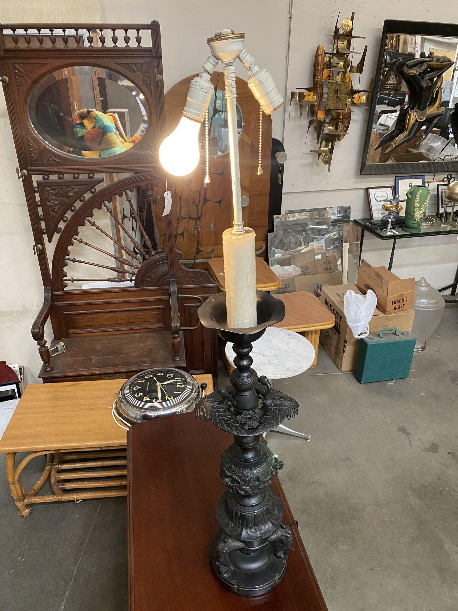 Lampe de table de style chinois Hollywood Regency en bronze de style James Mont en vente 11