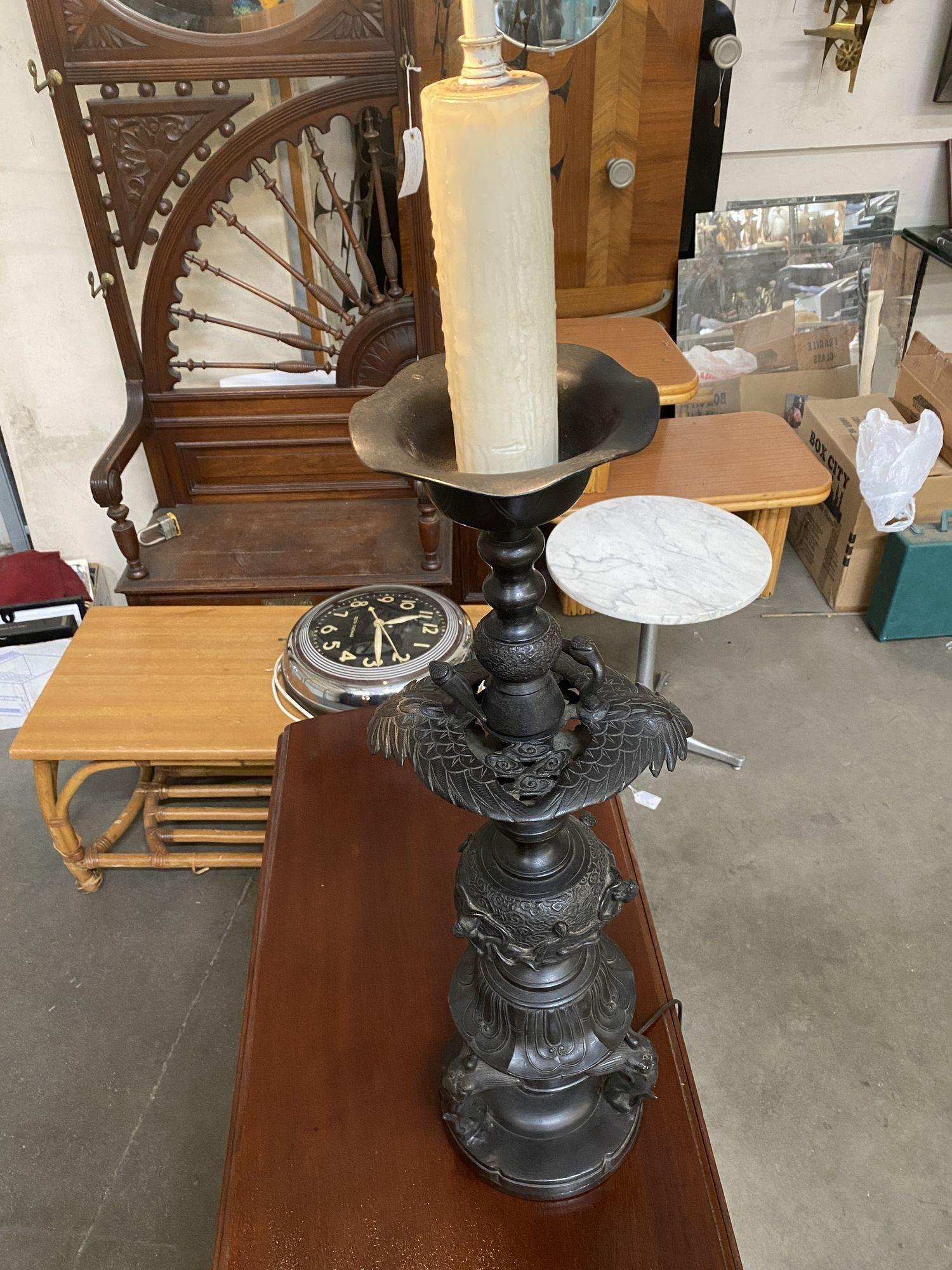 Lampe de table de style chinois Hollywood Regency en bronze de style James Mont en vente 12