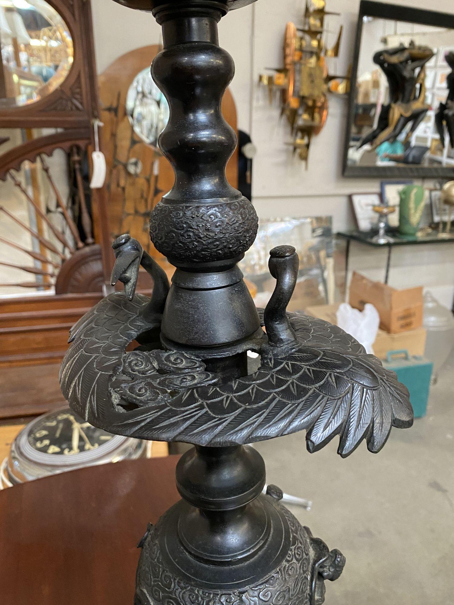 Lampe de table de style chinois Hollywood Regency en bronze de style James Mont en vente 3