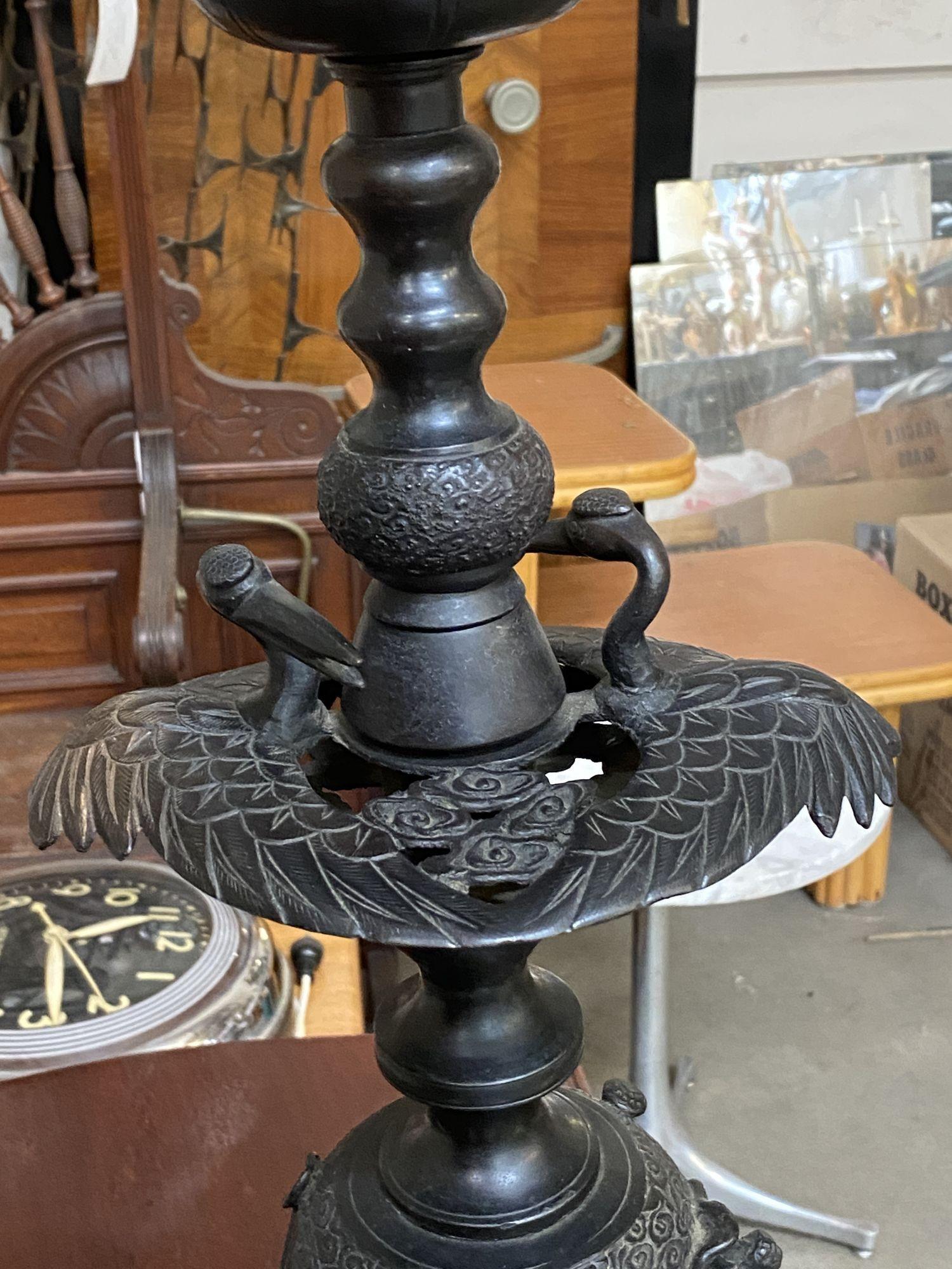 Lampe de table de style chinois Hollywood Regency en bronze de style James Mont en vente 4